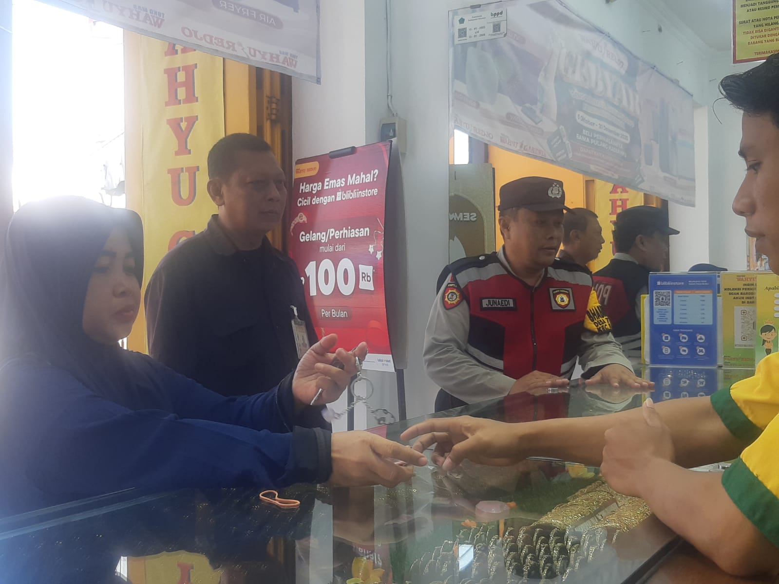 ANTISIPASI: Personel Polsek Tulangan saat memberikan imbauan kamtibmas di salah satu toko emas di Jalan Raya Tulangan, Sidoarjo.