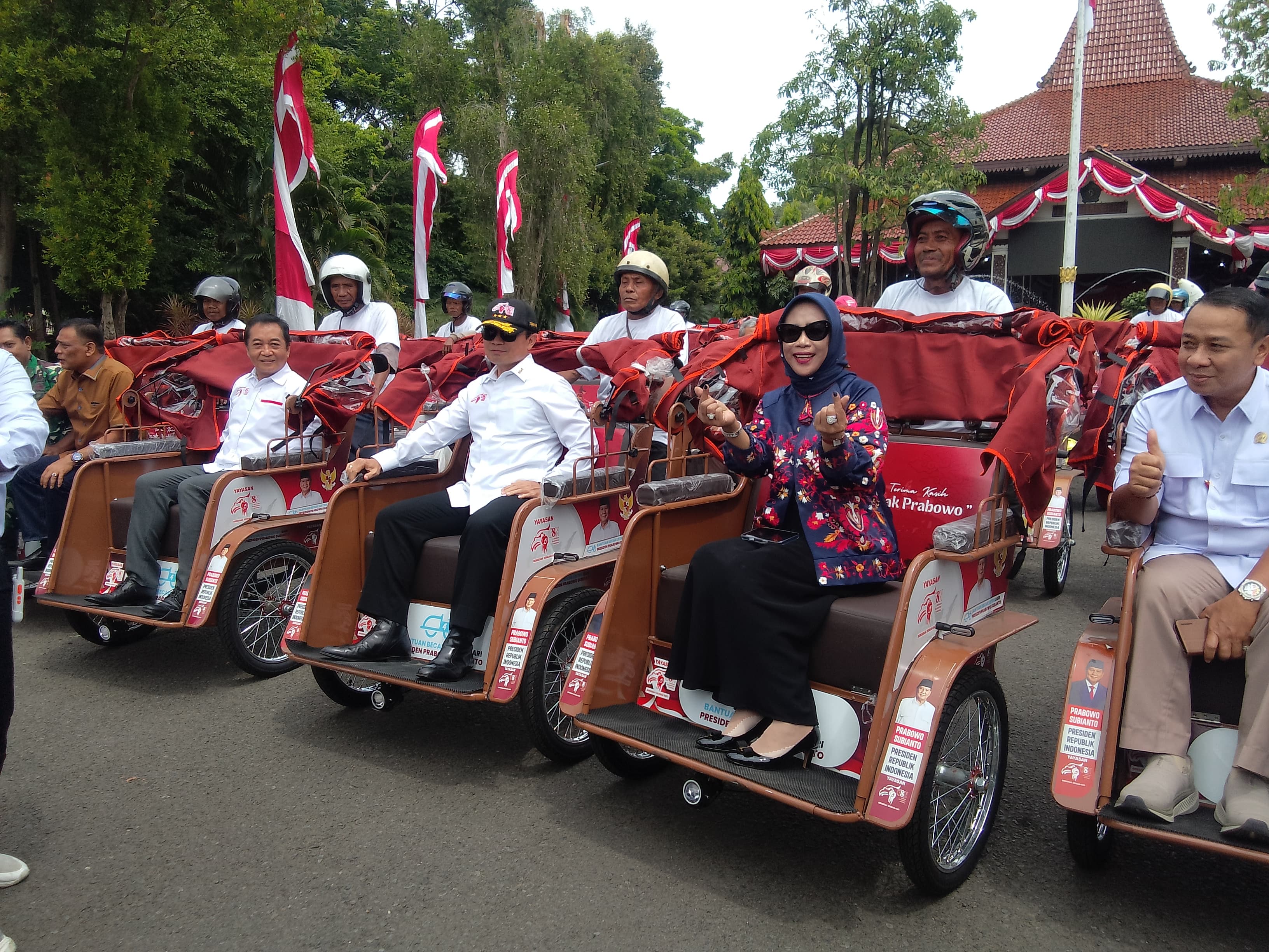 TRANSFORMASI: Wabup Sidoarjo Mimik Idayana naik becak listrik, Rabu (21/1). (DIKY SANSIRI/RADAR SIDOARJO)