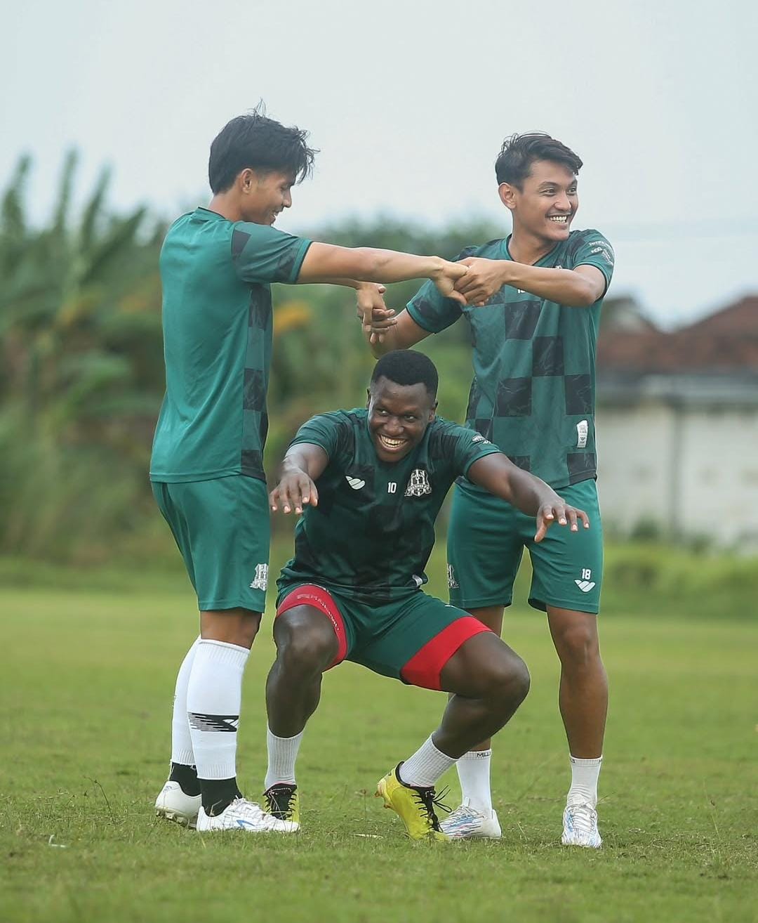 ICE BREAKING: Latihan sederhana mencairkan suasana para pemain Deltras FC Sidoarjo. (FOTO DELTRAS SIDOARJO)