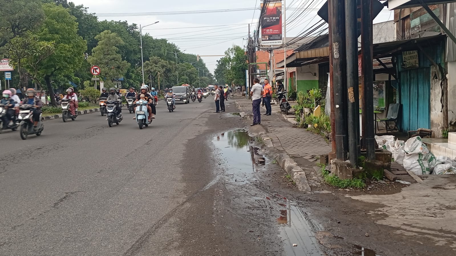 BERSIH: Petugas berjaga di lokasi parkir liar, di Jalan Raya Bligo, Kecamatan Candi, Sidoarjo. (IST/DISHUB SIDOARJO)