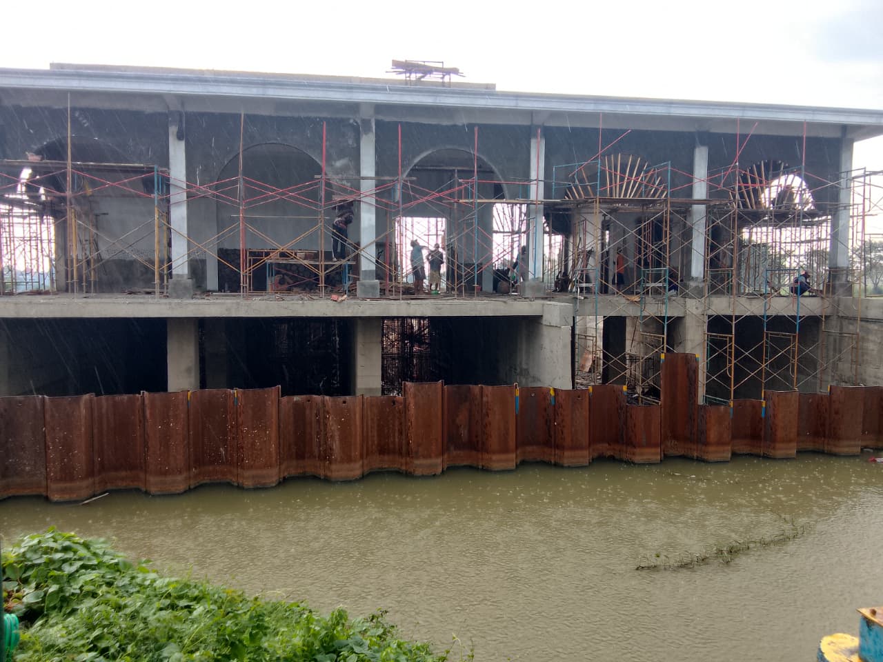 MOLOR: Proyek pembangunan Rumah Pompa Kedungpeluk, Kecamatan Candi hingga saat ini belum rampung. (DIKY SANSIRI/RADAR SIDOARJO)