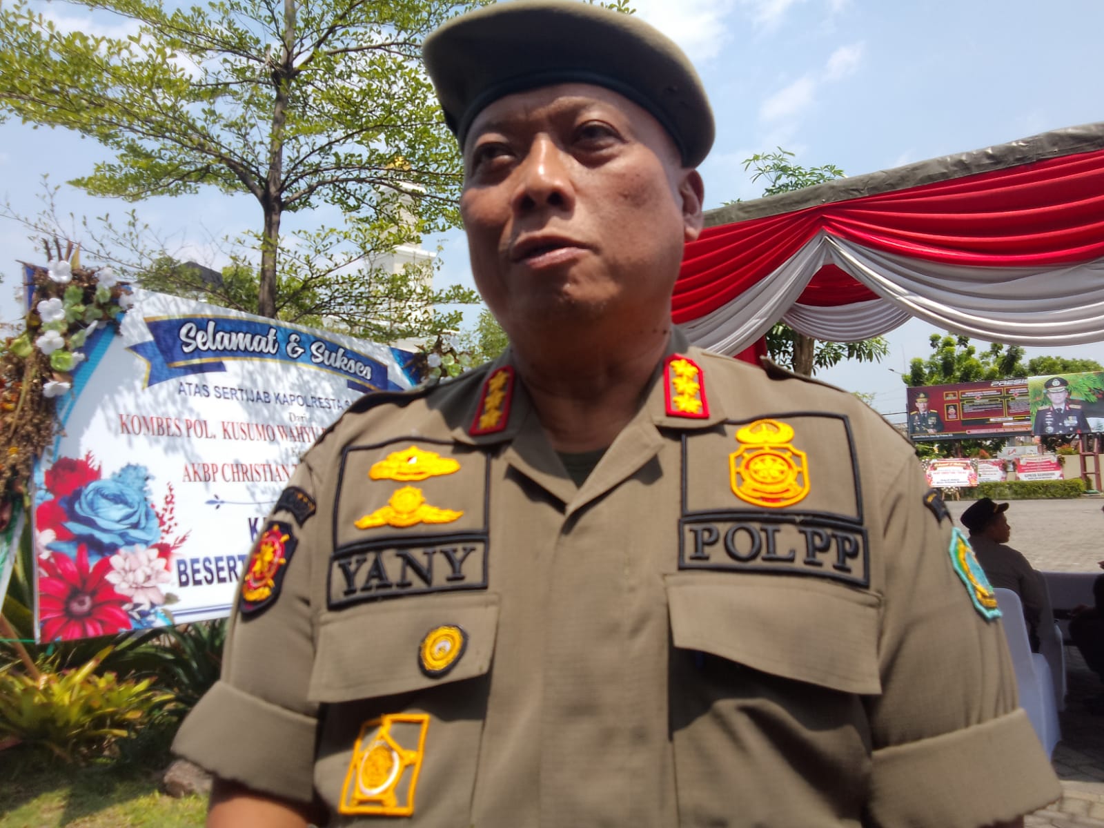 MENUNGGU ARAHAN: Kasatpol PP Sidoarjo Yany Setyawan. (DIKY SANSIRI/RADAR SIDOARJO)