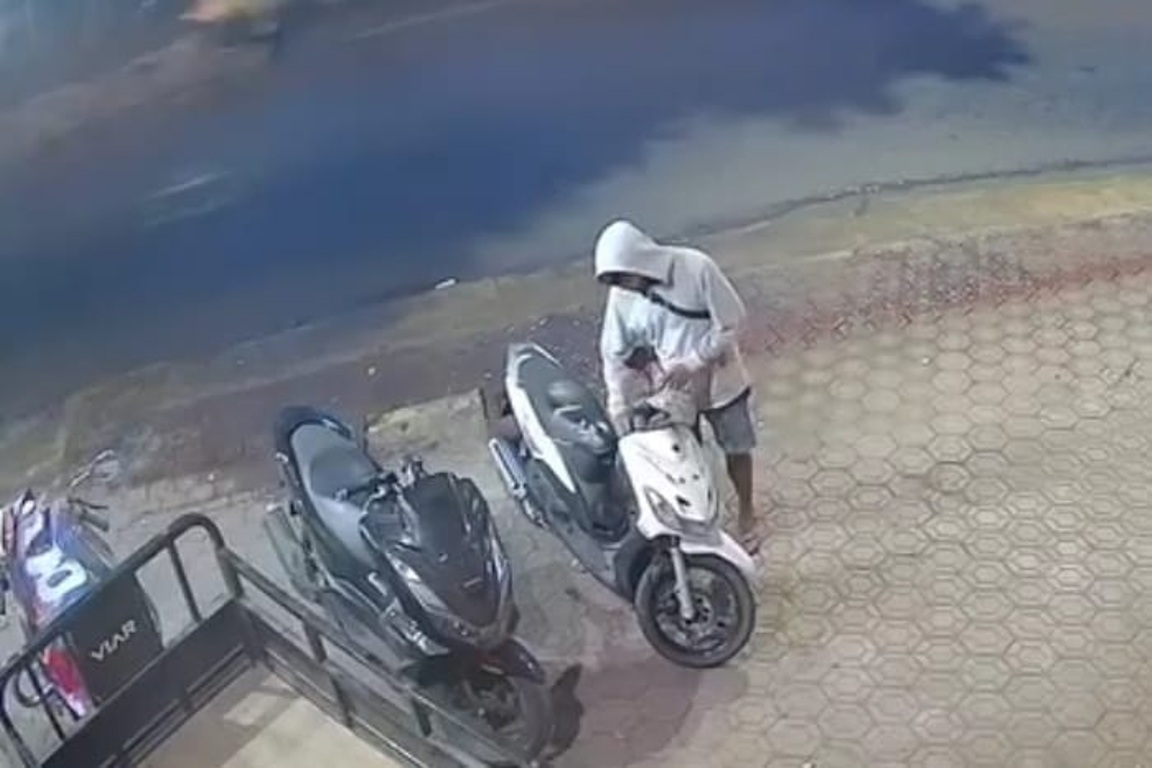 NEKAT: Terduga pelaku curanmor yang terekam CCTV.