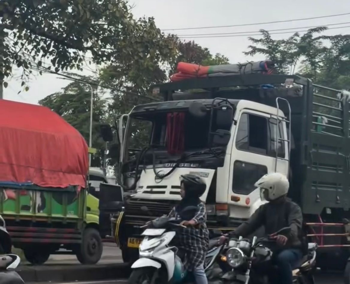 BERUNTUN: Kondisi truk mengalami pecah kaca setelah menabrak bagian belakang truk tangki di Jalan Raya Sidorejo, Krian.&nbsp;