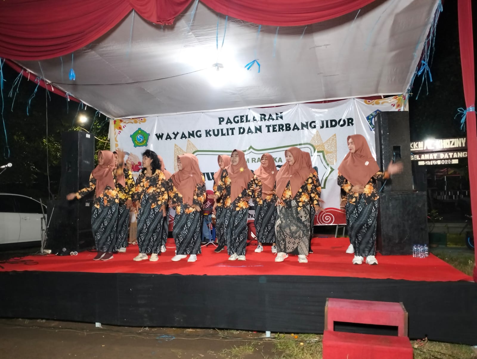 KOMPAK: Ibu PKK Desa Gelem saat tampil dalam gelaran ruwah Desa Gelam.  (ANAS/RADAR SIDOARJO)