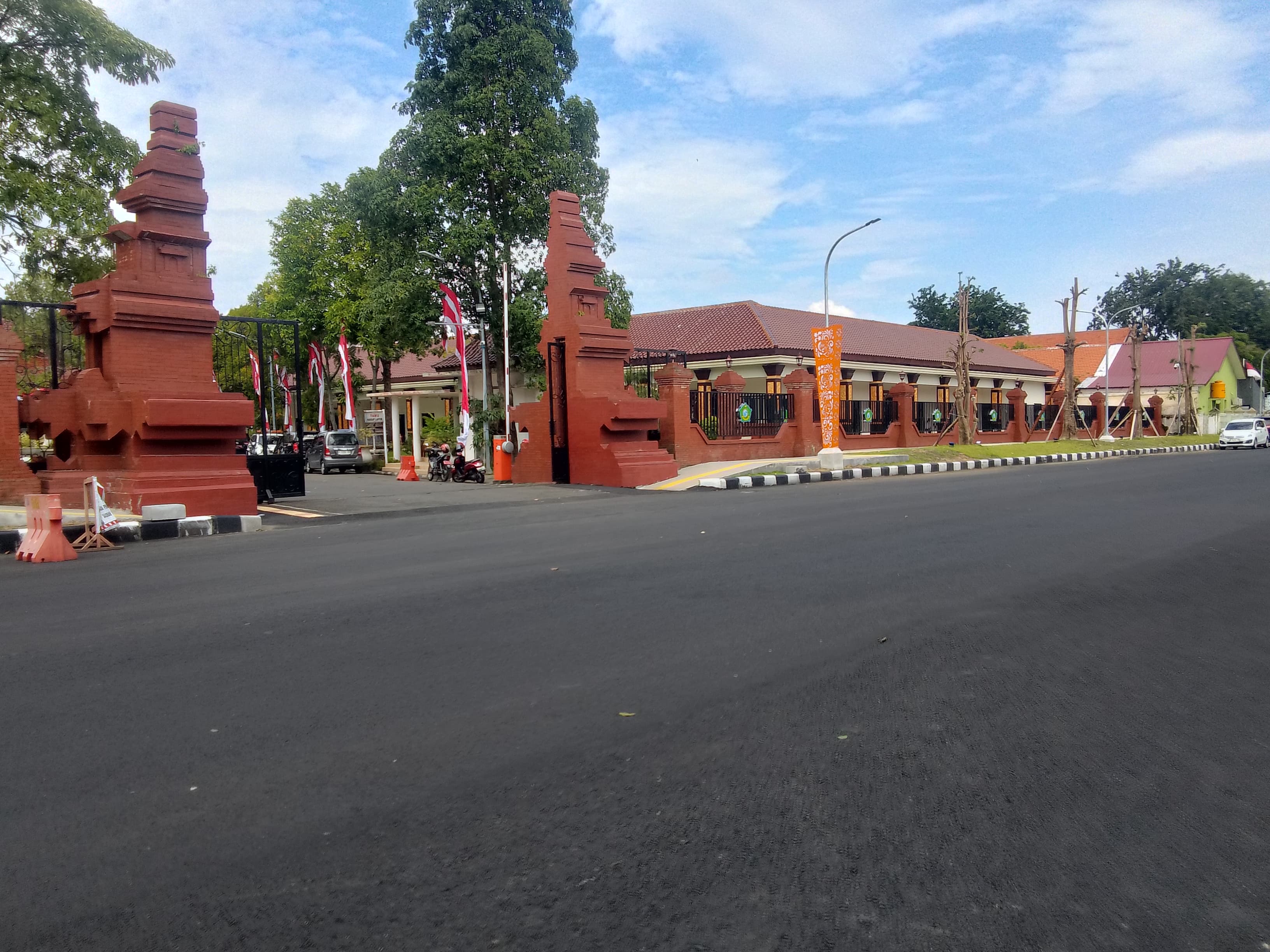 SUASANA BARU: Jalan Cokronegoro menjadi salah satu jalan yang ditutup saat CFD. (DIKY SANSIRI/RADAR SIDOARJO)
