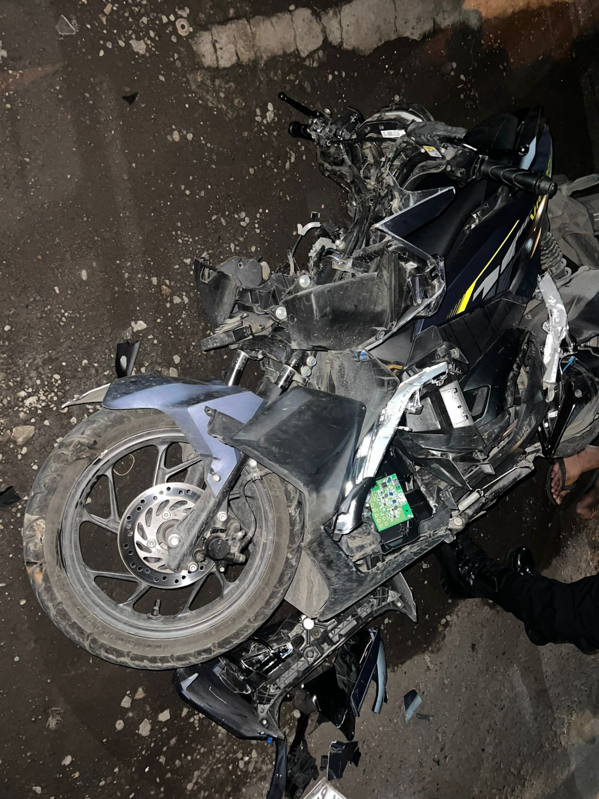 TRAGIS: Kondisi motor korban ringsek saat berada di lokasi TKP kecelakaan.