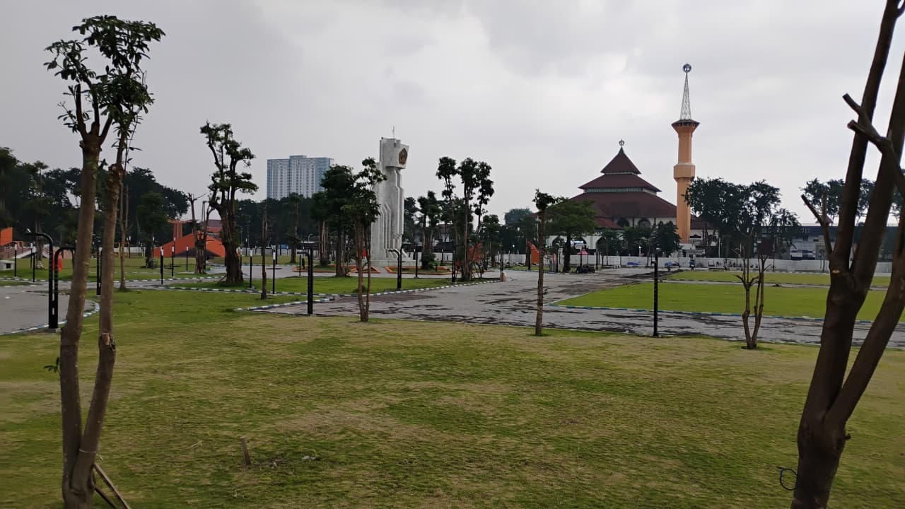 WAJAH BARU: Kondisi Alun-alun Sidoarjo yang sudah selesai direvitalisasi. Rencananya dibuka pada 27 Jantuari 2026 untuk bisa dinikmati masyarakat. (DIKY SANSIRI/RADAR SIDOARJO)