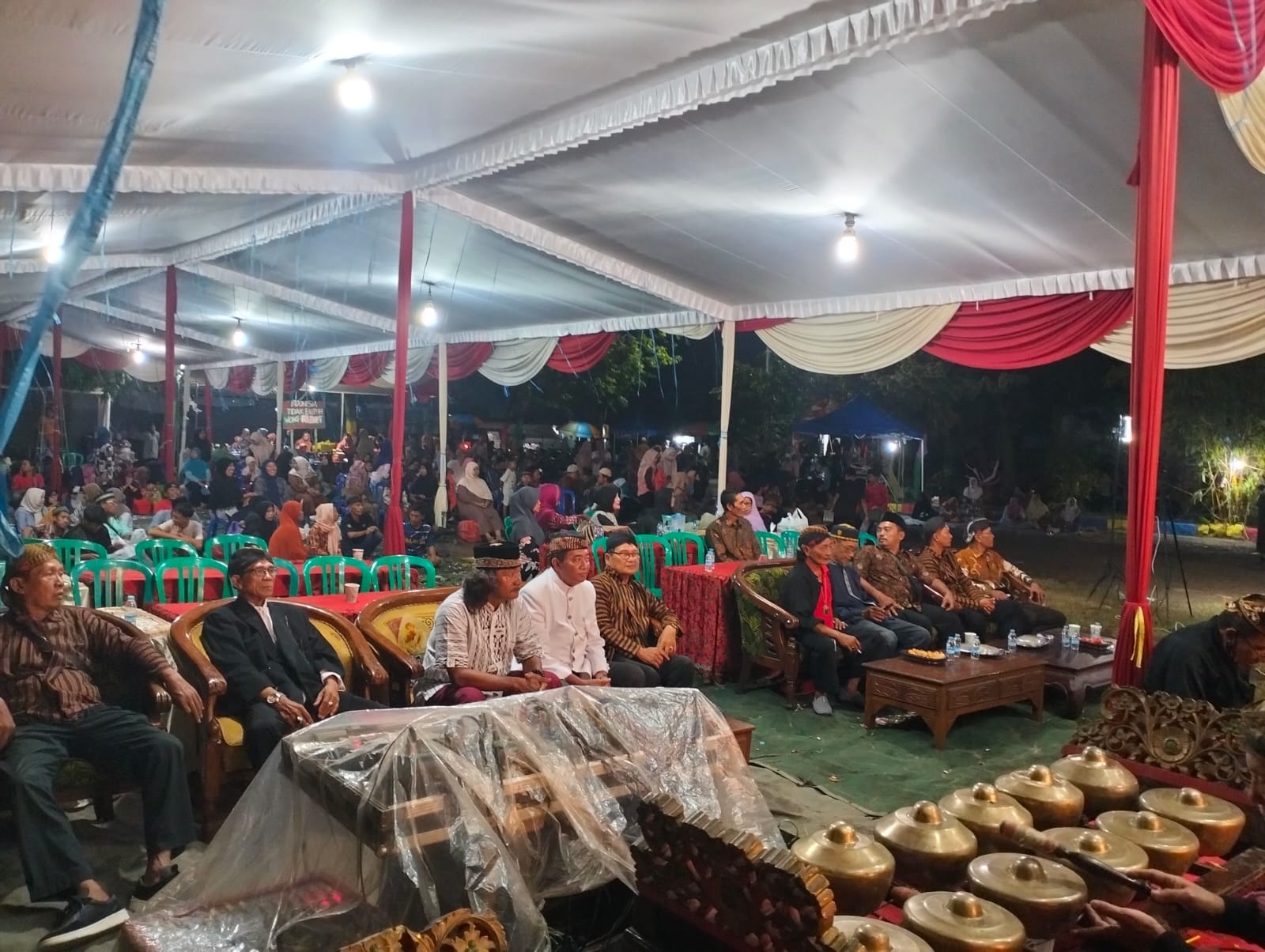 GUYUB RUKUN: Warga Desa Gelam, Kecamatan Candi, Sidoarjo, menonton pagelaran wayang kulit, Sabtu (24/1). (ANAS/RADAR SIDOARJO)