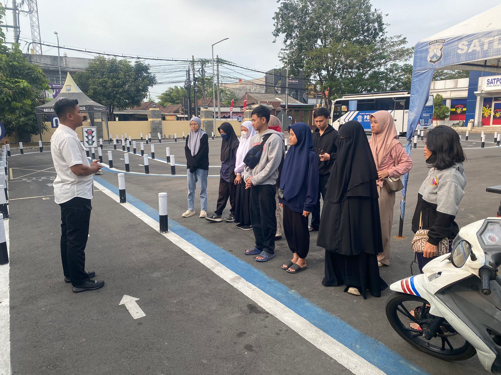 TERTIB: Warga menjalani ujian praktik untuk mendapatkan SIM di Satpas Polresta Sidoarjo.