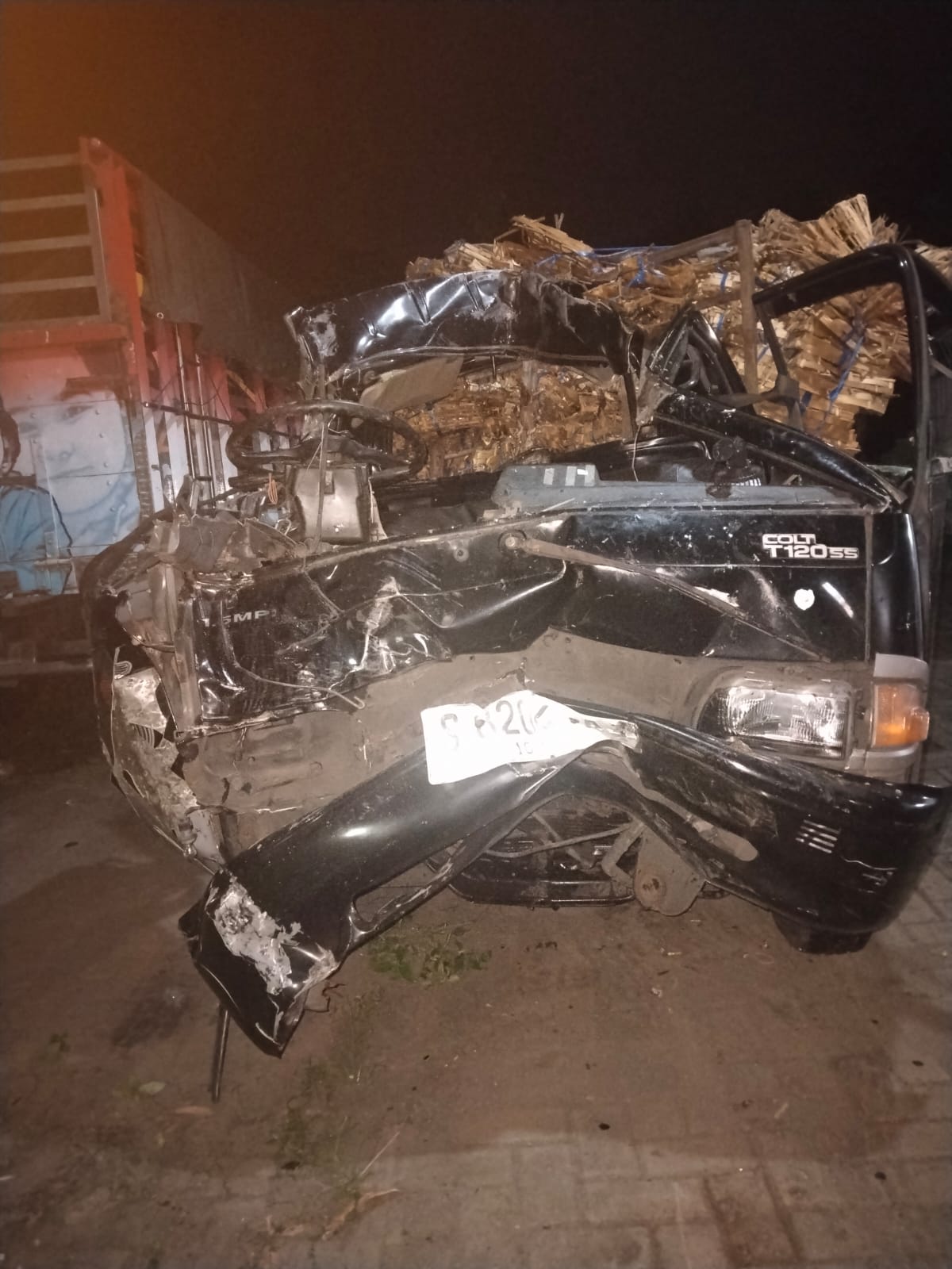 PARAH: Mobil pikap ringsek akibat kecelakaan di Mliriprowo, Tarik, Sidoarjo.