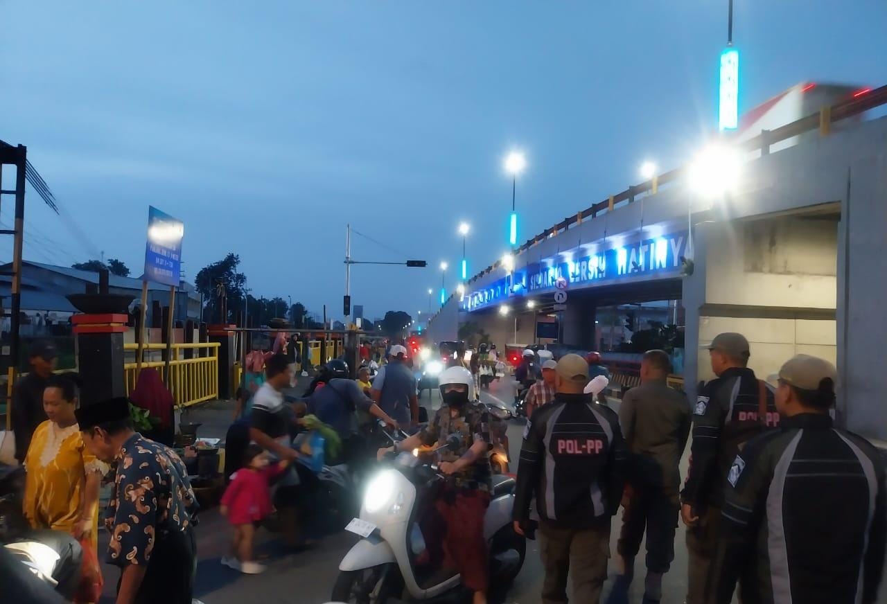 PENERTIBAN: Satpol PP Sidoarjo bersama instansi terkait memberikan imbauan kepada para pedagang pasar tumpah di bawah Flyover Waru Sidoarjo.