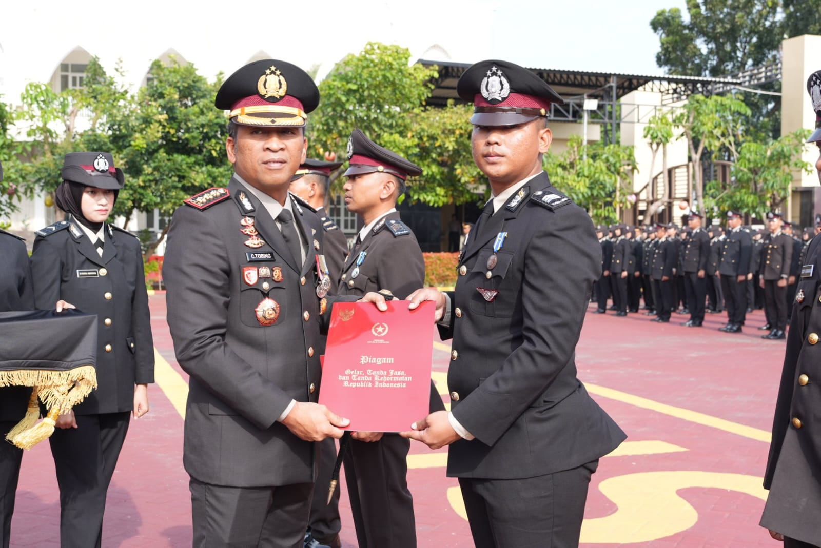 PENGHARGAAN: Kapolresta Sidoarjo Kombes Pol Christian Tobing usai menyematkan tanda kehormatan Satyalancana kepada personel.