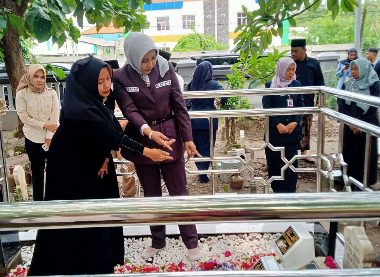 KHIDMAT: Wakil Bupati Sidoarjo Mimik Idayana ziarah makam Wakil Bupati Sidoarjo periode 2016&ndash;2021, Nur Ahmad Syaifuddin, Senin (26/1).