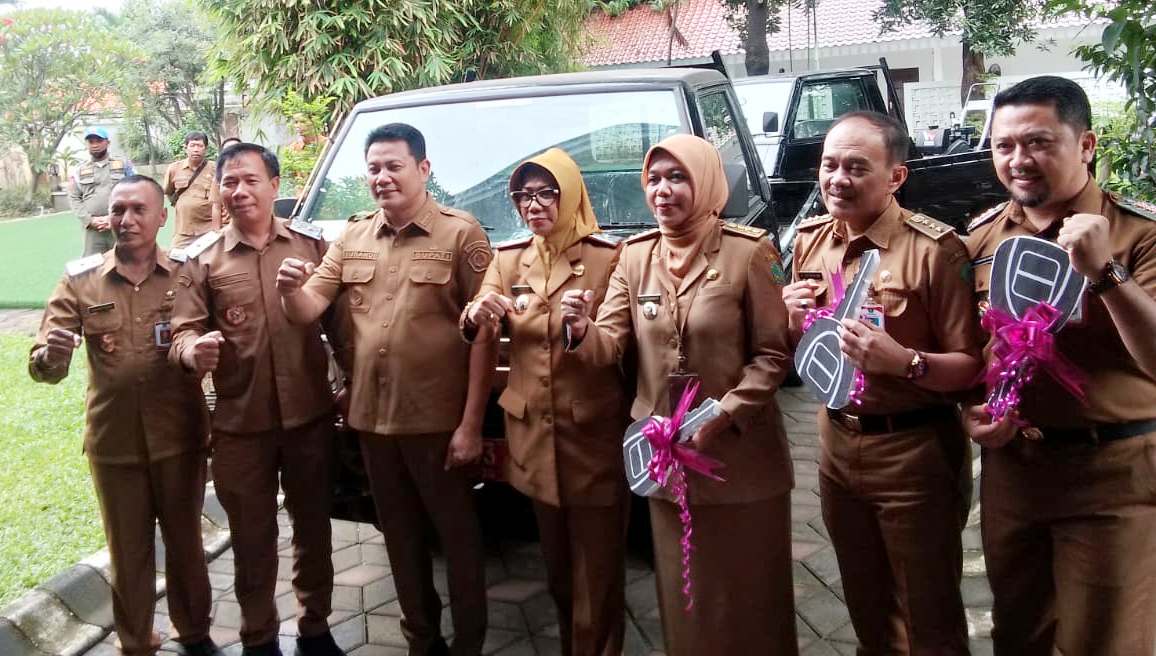 SIMBOLIS: Bupati Sidoarjo menyerahkan mobil pikap operasional di Pendapa Delta Wibawa, Selasa (27/1). (DIKY SANSIRI/RADAR SIDOARJO)