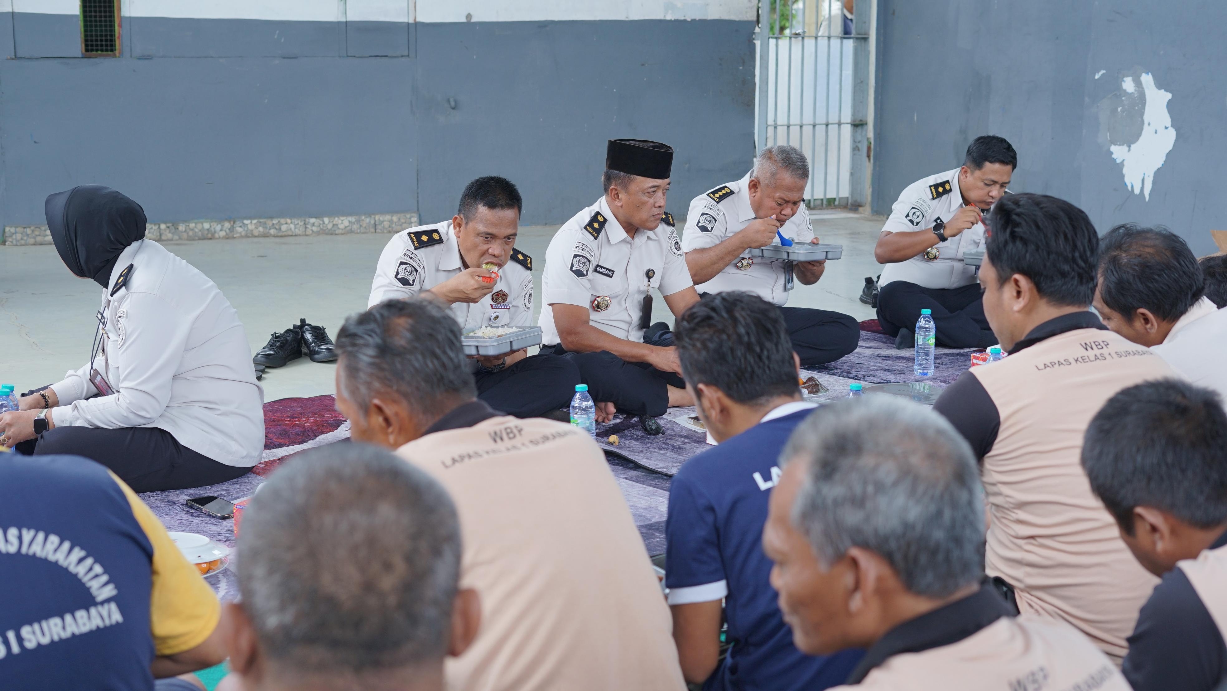 GUYUB: Jajaran Lapas Kelas I Surabaya makan siang bersama warga binaan di dalam blok hunian.