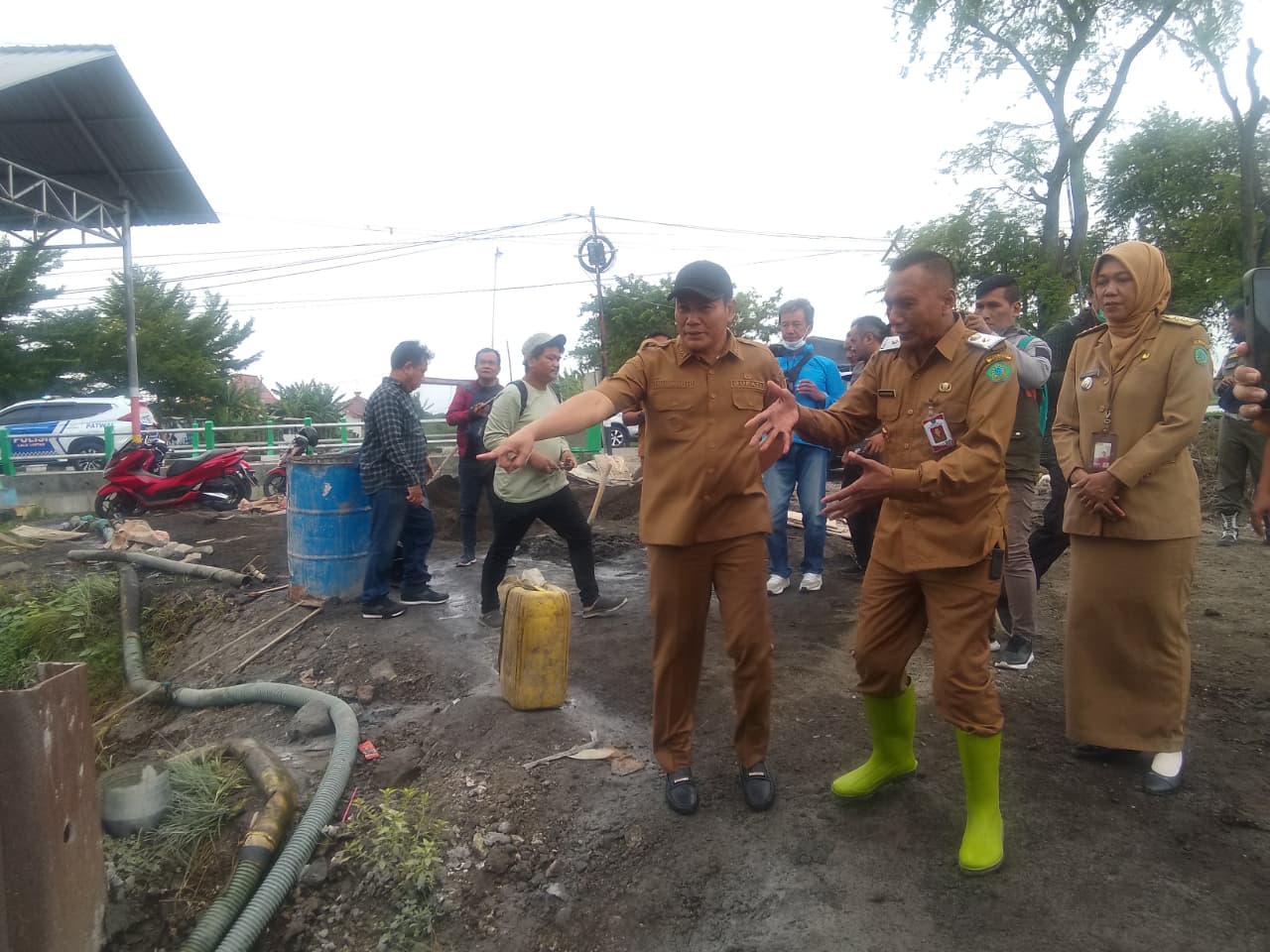 MOLOR: Bupati Sidoarjo Subandi (kiri) didampingi Kepala PUBMSDA Sidoarjo M Makhmud mengecek kesiapan rumah pompa di Desa Kedungpeluk, Kecamatan Candi, Selasa (27/1). (DIKY SANSIRI/RADAR SIDOARJO)