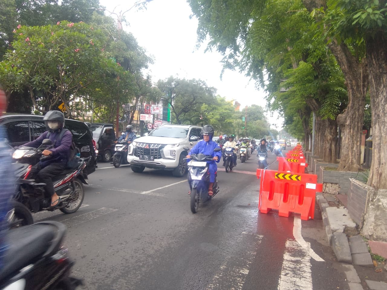 LANCAR: Kondisi Jalan Ahmad Yani di depan SDN Pucang tampak lengang, Selasa (27/1). (DIKY SANSIRI/RADAR SIDOARJO)