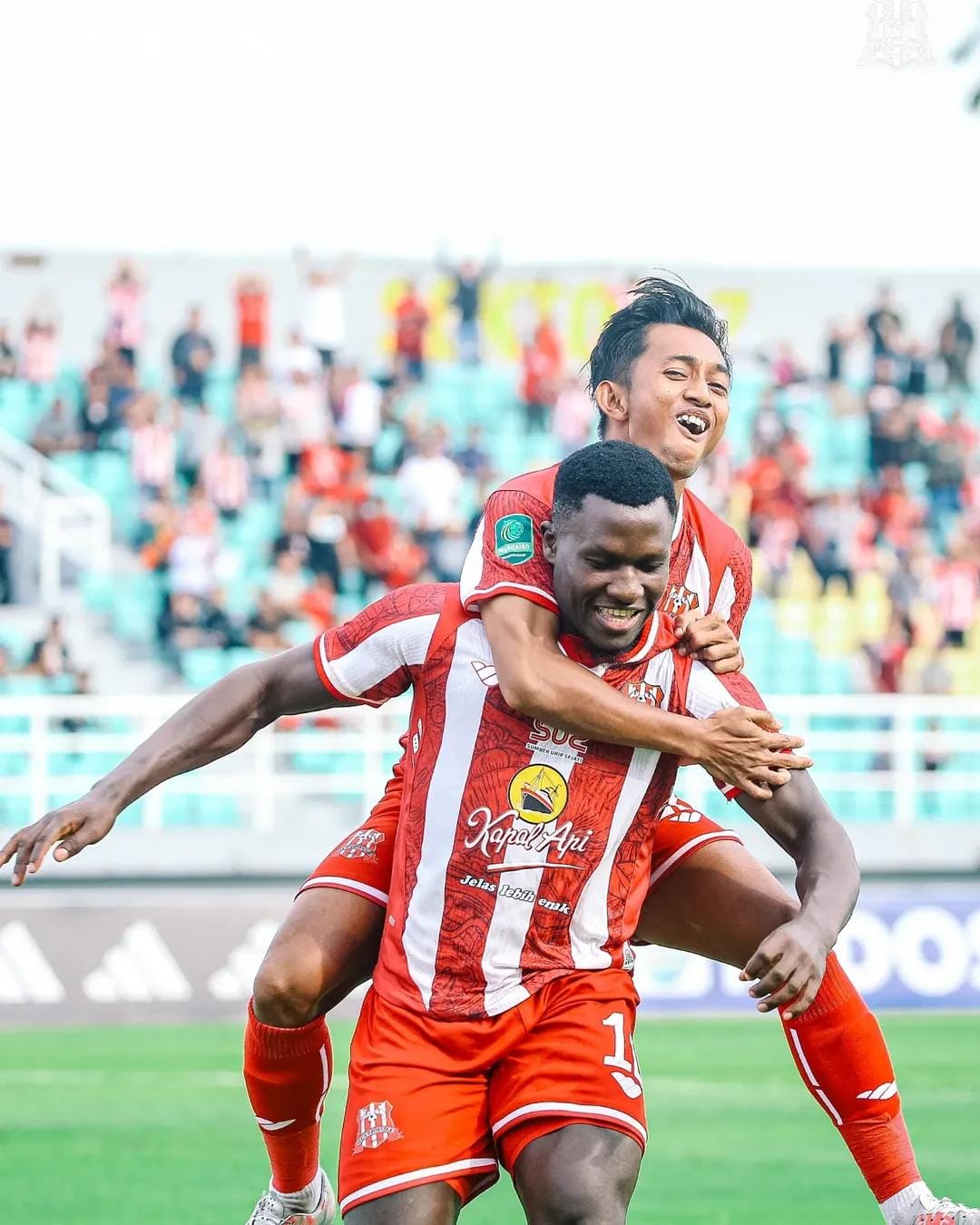 TREN POSITIF: Pemain Deltras usai menang lawan Persipal Palu. (FOTO DELTRAS SIDOARJO)