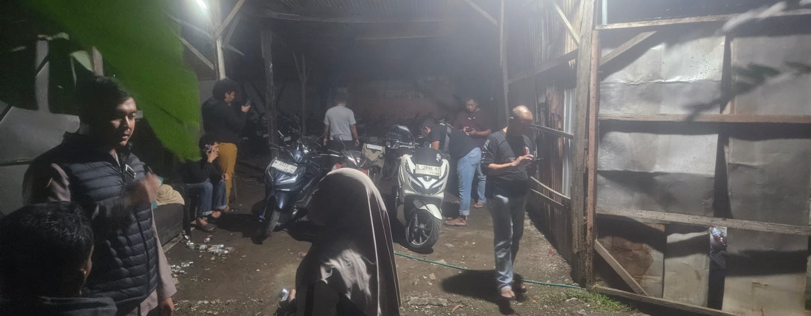 TEGAS: Polisi menggerebek sebuah gudang rosokan yang diduga menjadi tempat penampungan kendaraan bermotor di Dusun Beciro, Desa Jumputrejo, Kecamatan Sukodono.