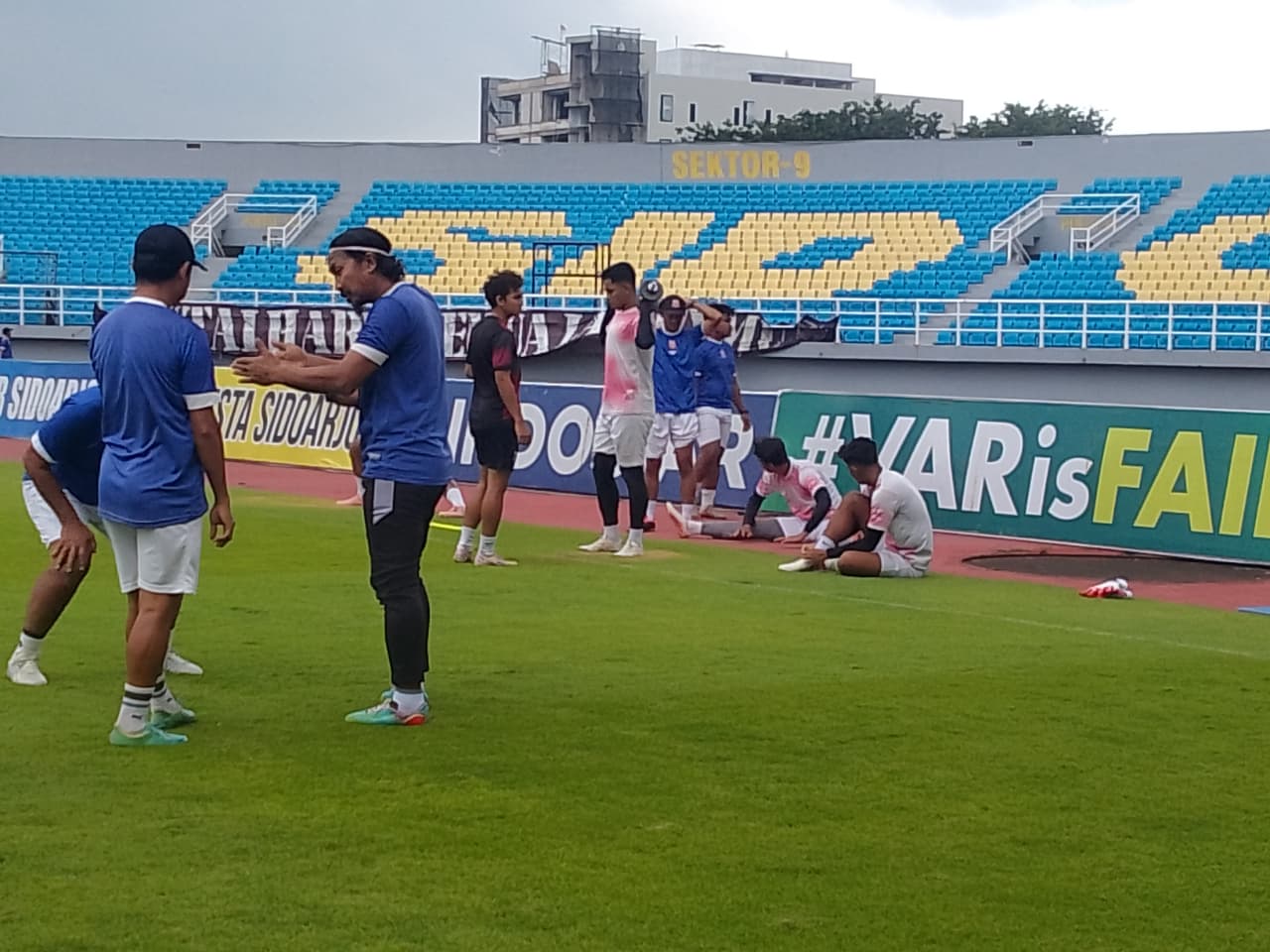PERSIAPAN: Punggawa Deltras menjalani sesi latihan di Stadion Gelora Delta Sidoarjo. (DIKY SANSIRI/RADAR SIDOARJO)
