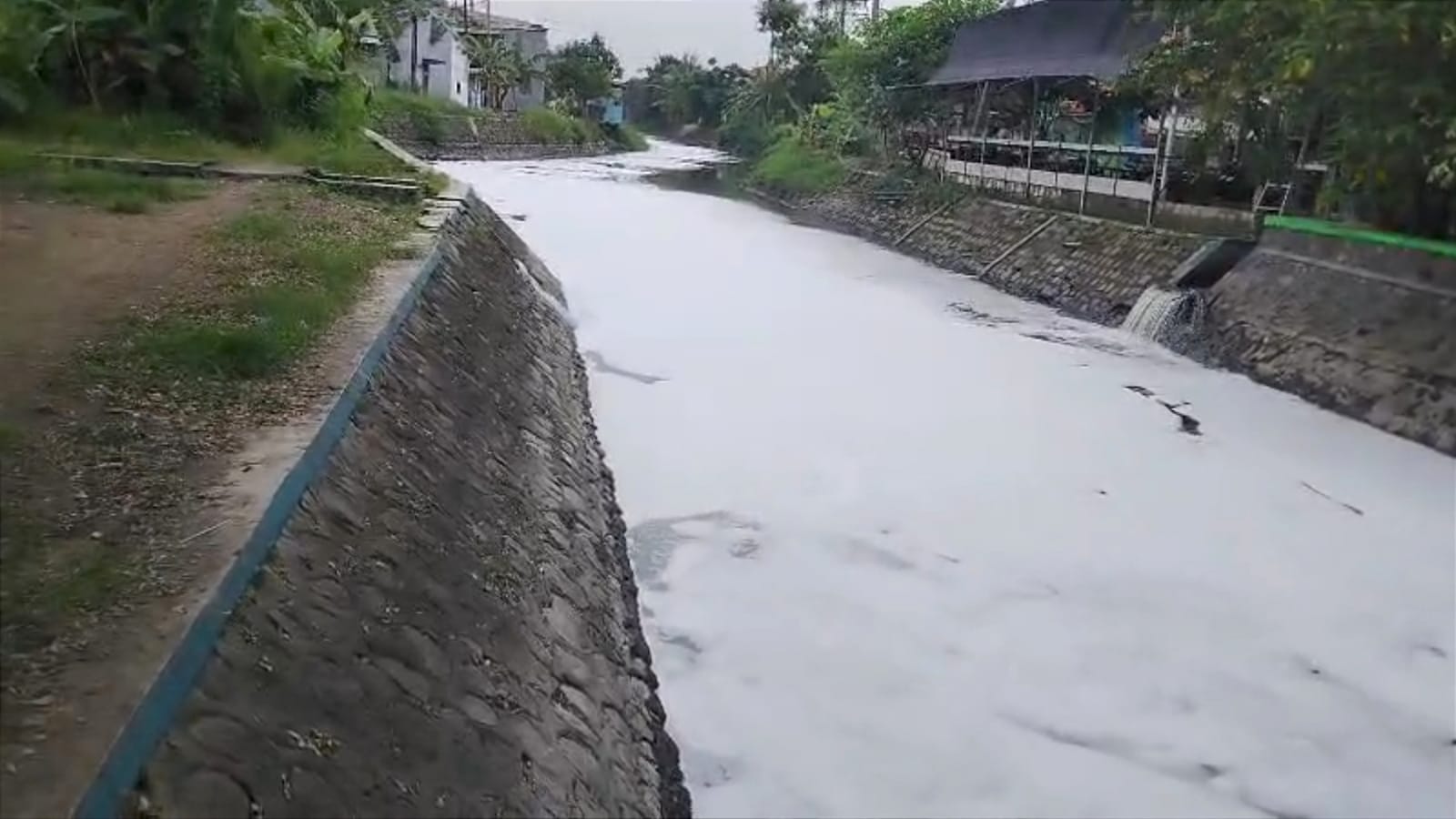 MERESAHKAN: Sungai Dam Bono Sedati Gede Sidoarjo berbusa. (DIKY SANSIRI/RADAR SIDOARJO)