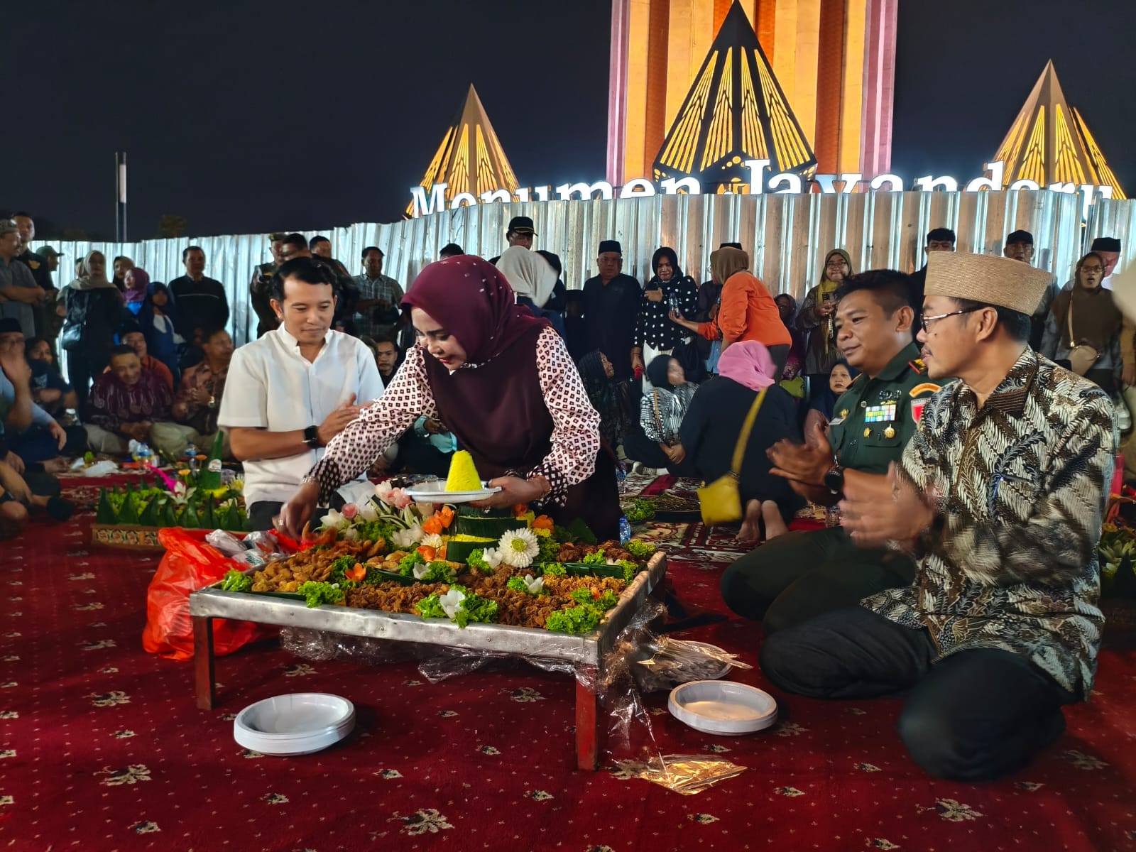 RAMAI: Wakil Bupati Sidoarjo Mimik Idayana saat hendak memotong tumpeng, Selasa (27/1). (DIKY SANSIRI/RADAR SIDOARJO)