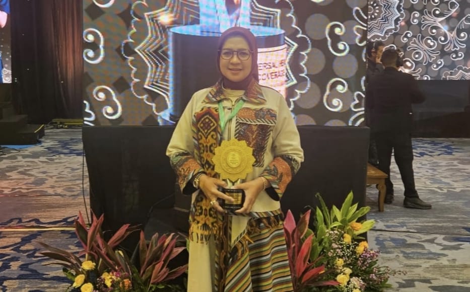 MEMBANGGAKAN: Asisten Pemerintahan dan Kesejahteraan Rakyat Sekretariat Daerah Kabupaten Sidoarjo Ainun Amalia saat menerima penghargaan UHC Award di Jakarta.