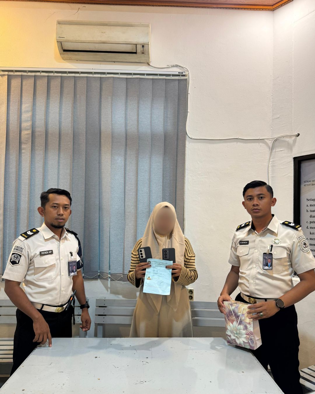 KETAHUAN: Petugas mengamankan pengunjung berinisial DA saat berupaya menyelundupkan dua unit handphone.