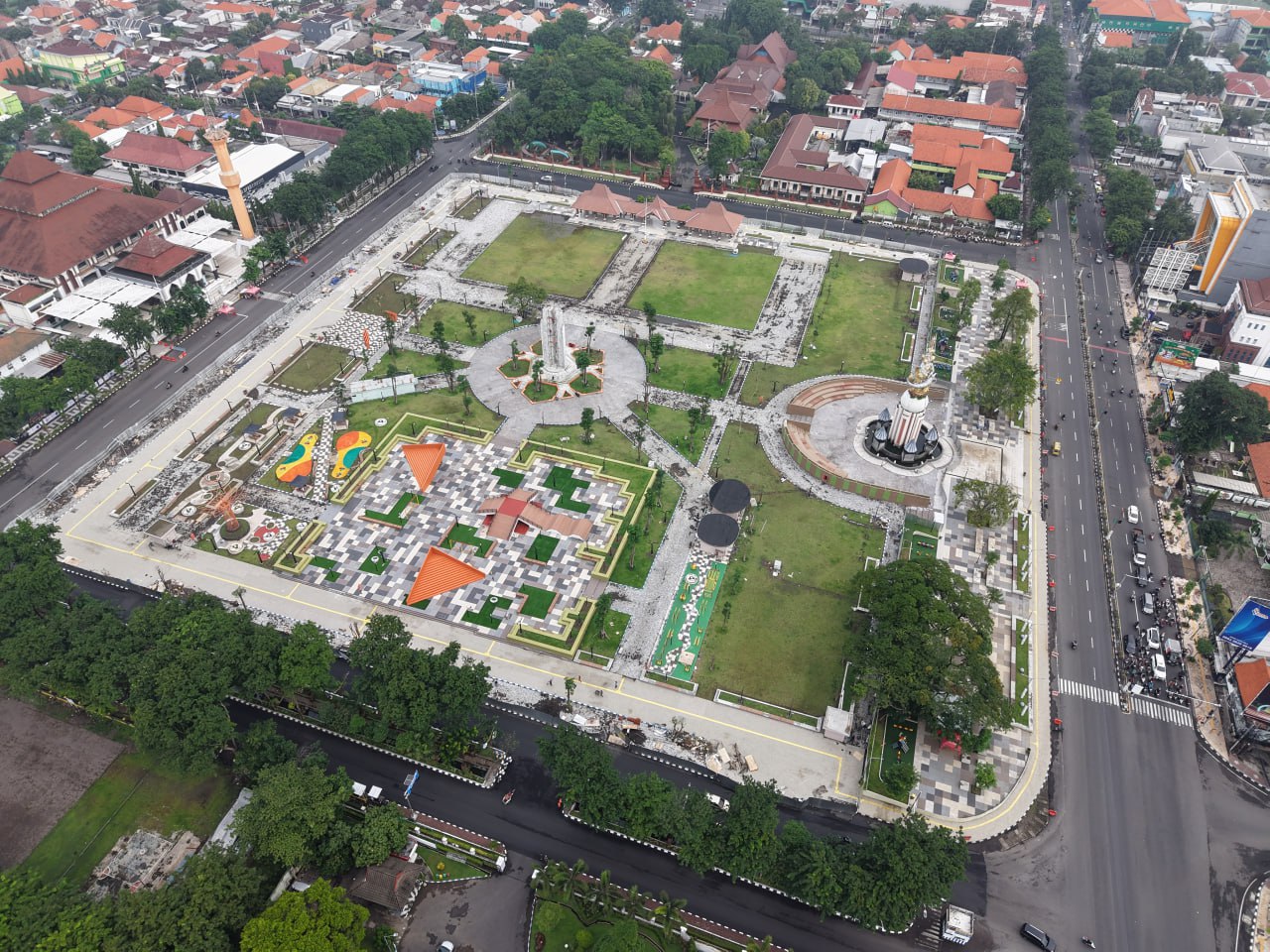 WAJAH BARU: Alun-alun Sidoarjo selesai direvitalisasi dan siap digunakan sebagai ruang public masyarakat. (Foto Diskominfo Sidoarjo)