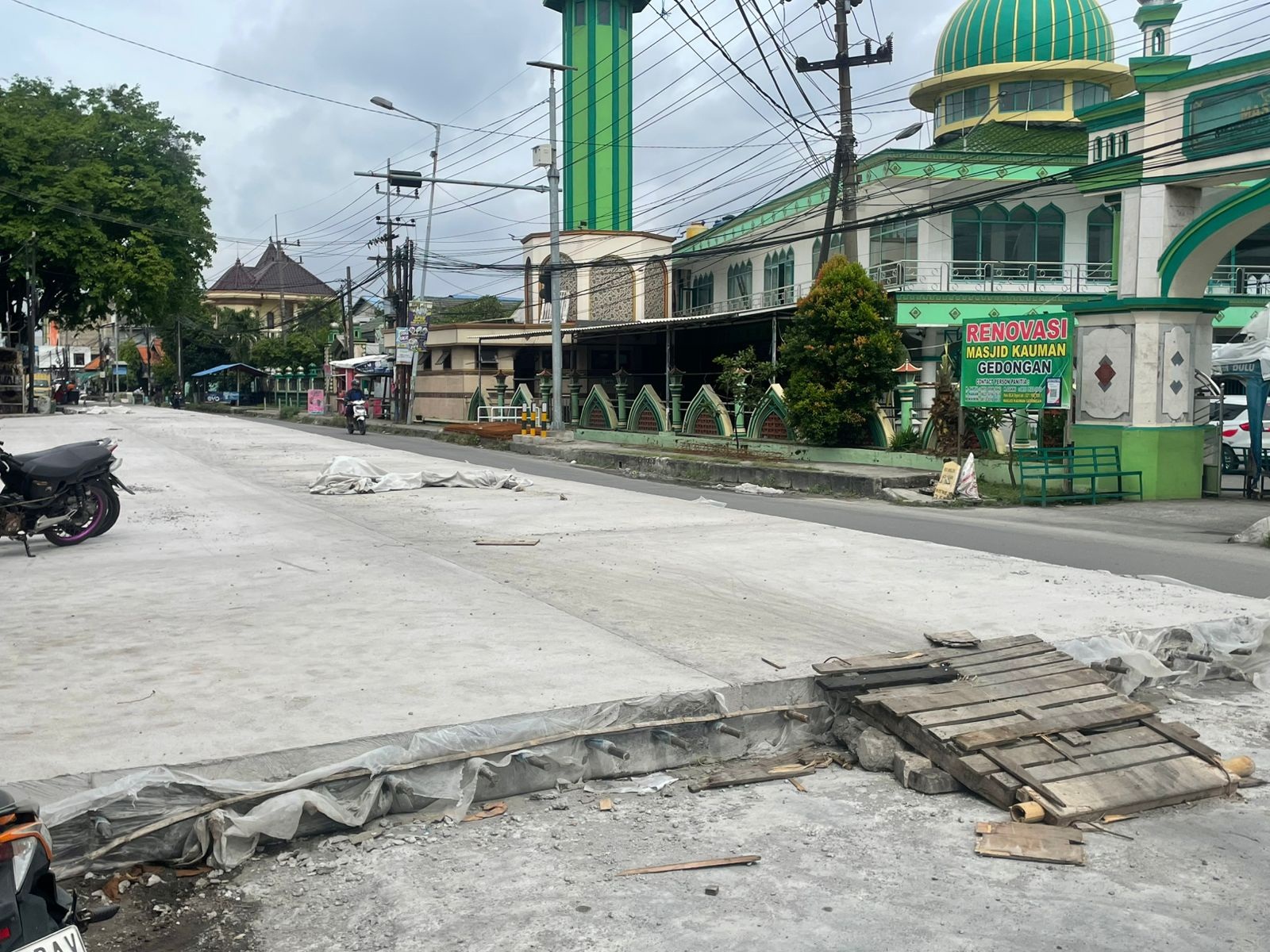 RAMPUNG: Betonisasi Jalan Raya Berbek, Kecamatan Waru, Sidoarjo. (DIKY SANSIRI/RADAR SIDOARJO)