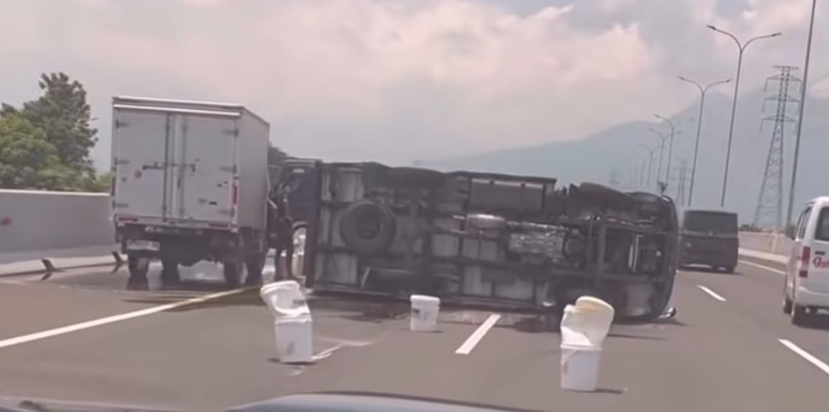 NAHAS: Kondisi truk terbalik usai kecelakaan.