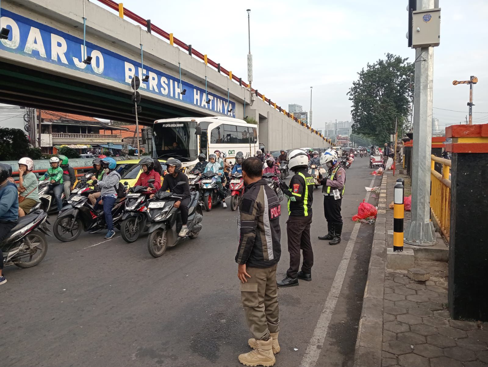 PELANGGARAN: Satpol PP Sidoarjo menertibkan pedagang pasar tumpah di Jalan Raya Waru, Sidoarjo.  &nbsp;