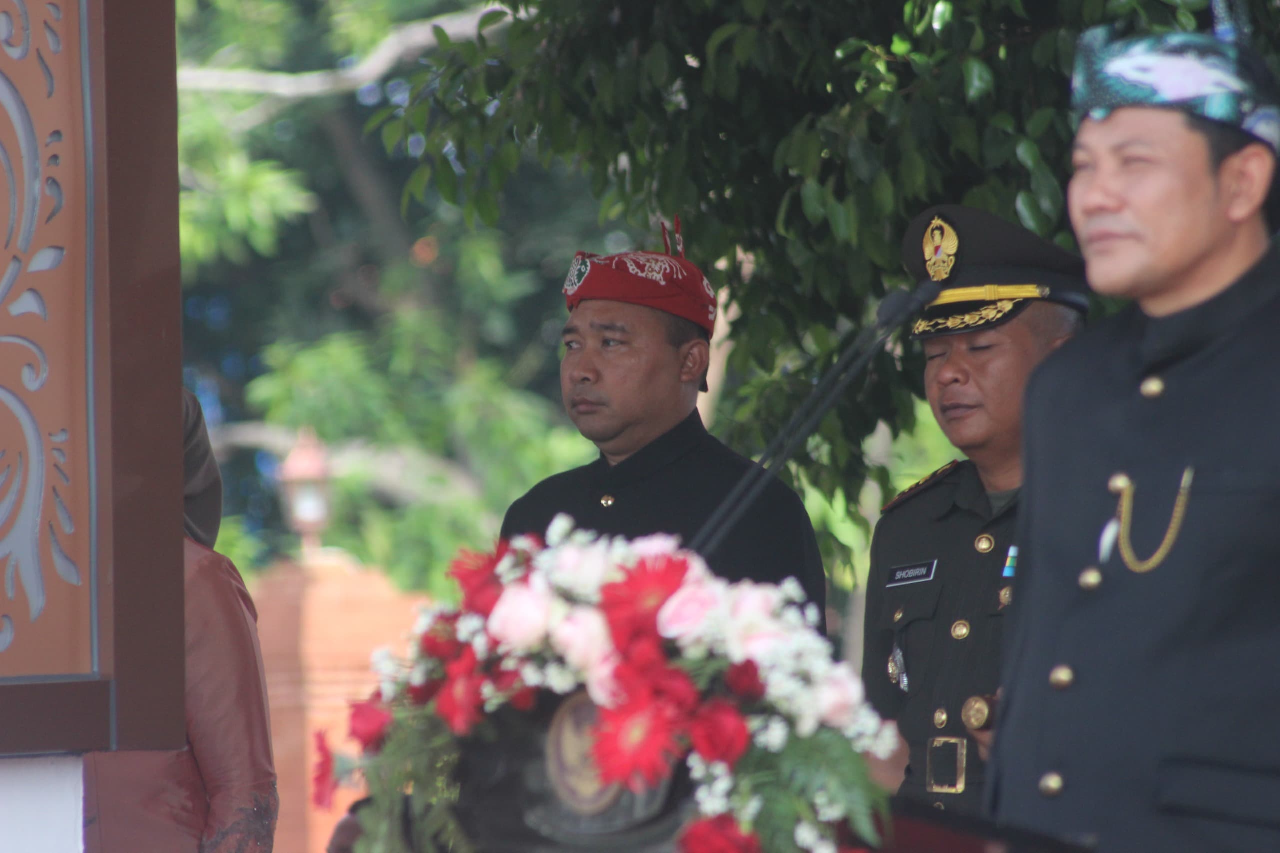 SINERGIS: Kalapas Sidoarjo Disri Wulan Agus Tomo (kiri) bersama Bupati Sidoarjo Subandi saat mengikuti upacara di Alun-alun Sidoarjo.