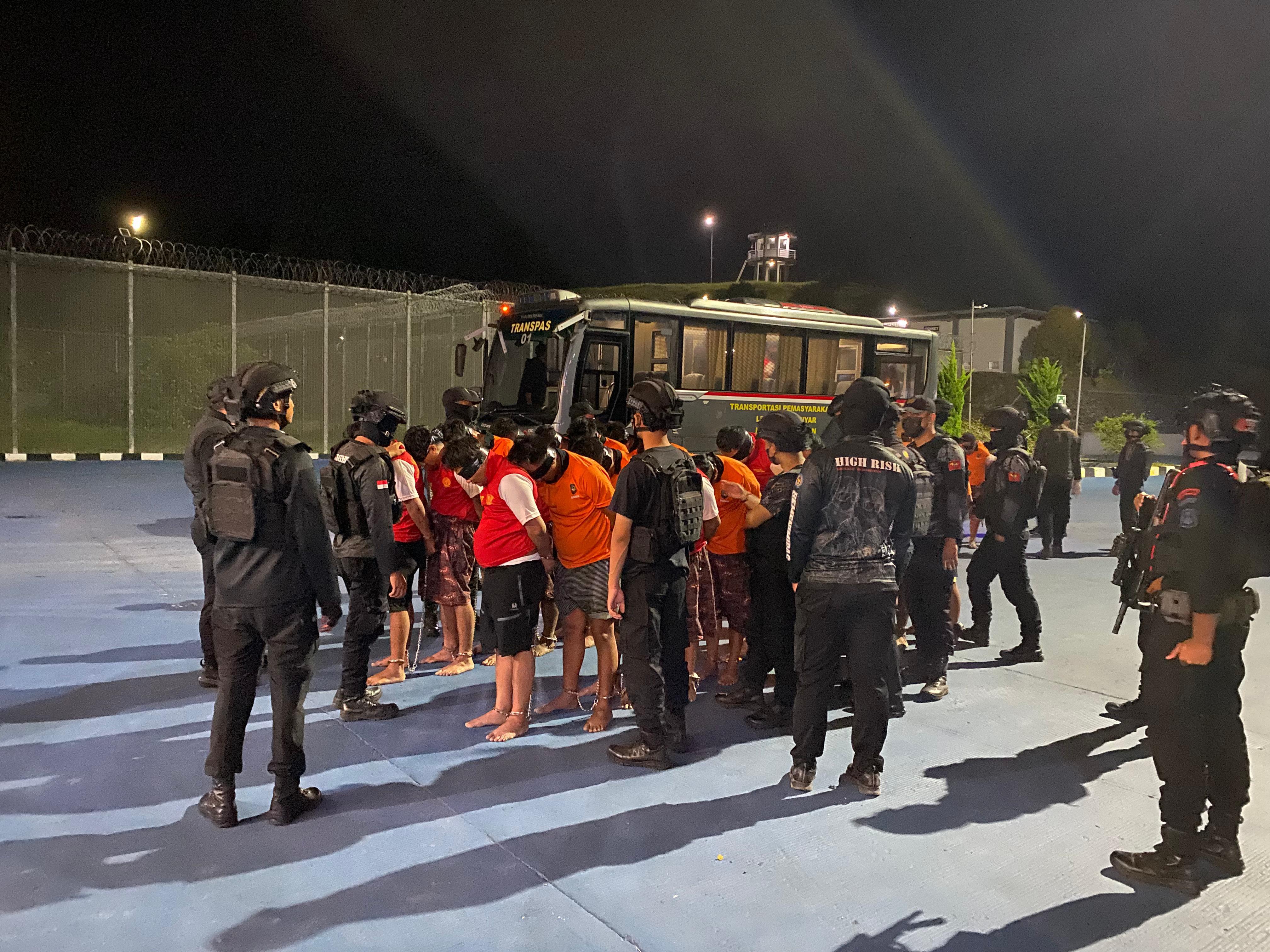 PENGAMANAN: 14 Napi Lapas Porong Sidoarjo dilayar ke Nusakambangan, Jumat (30/1).