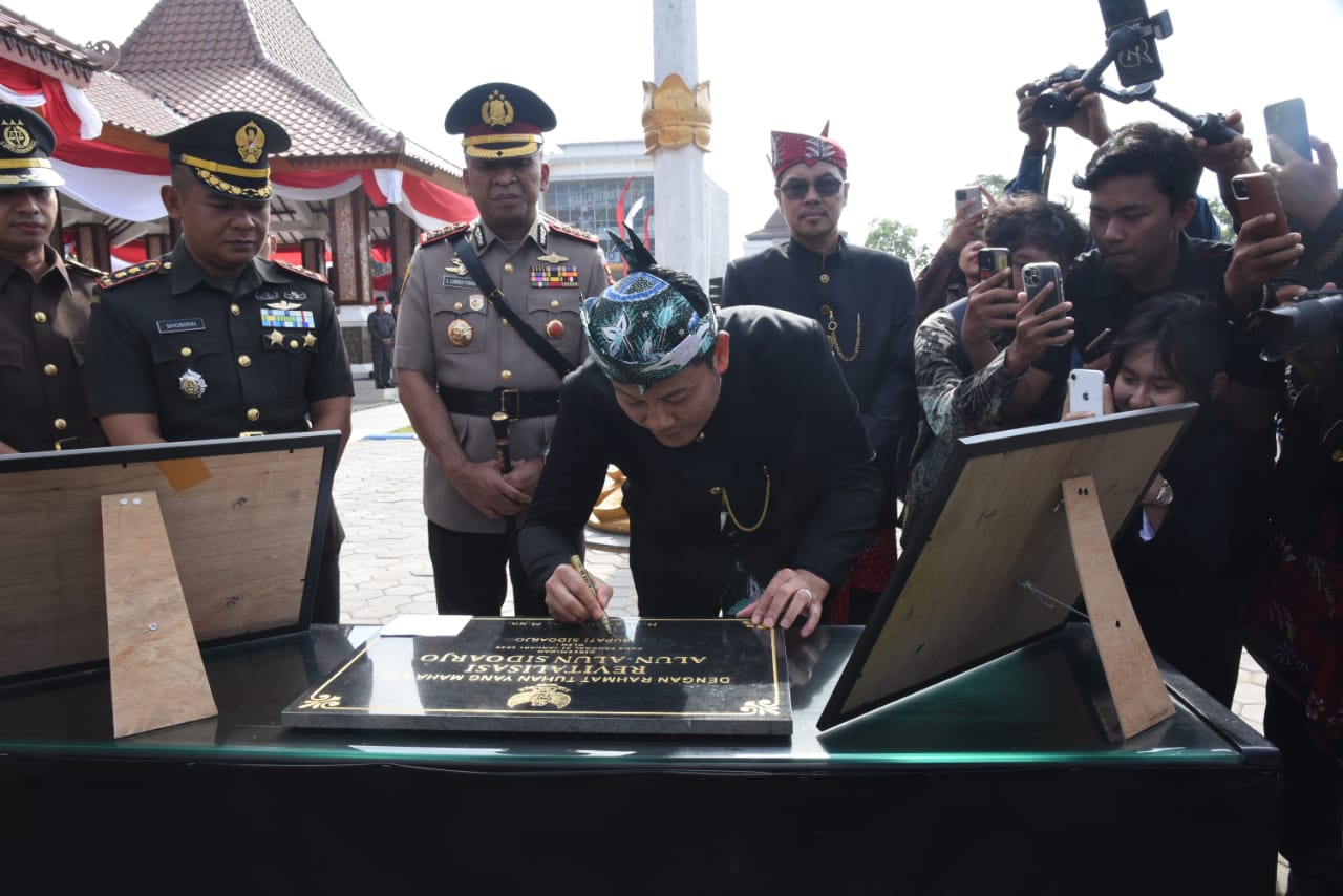 CAPAIAN PEMBANGUNAN: Bupati Sidoarjo Subandi saat meresmikan Alun-alun Sidoarjo yang telah direvitalisasi.