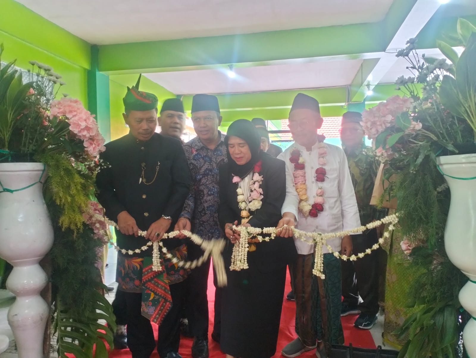 SINERGIS: Peresmian gedung MI Muslimat NU Pucang Sidoarjo oleh ketua Muslimat NU Sidoarjo Ainun Jariyah didampingi kepala Kemenag Sidoarjo M Mufi Imron Rosyadi bersama kepala Dispendikbud Sidoarjo.