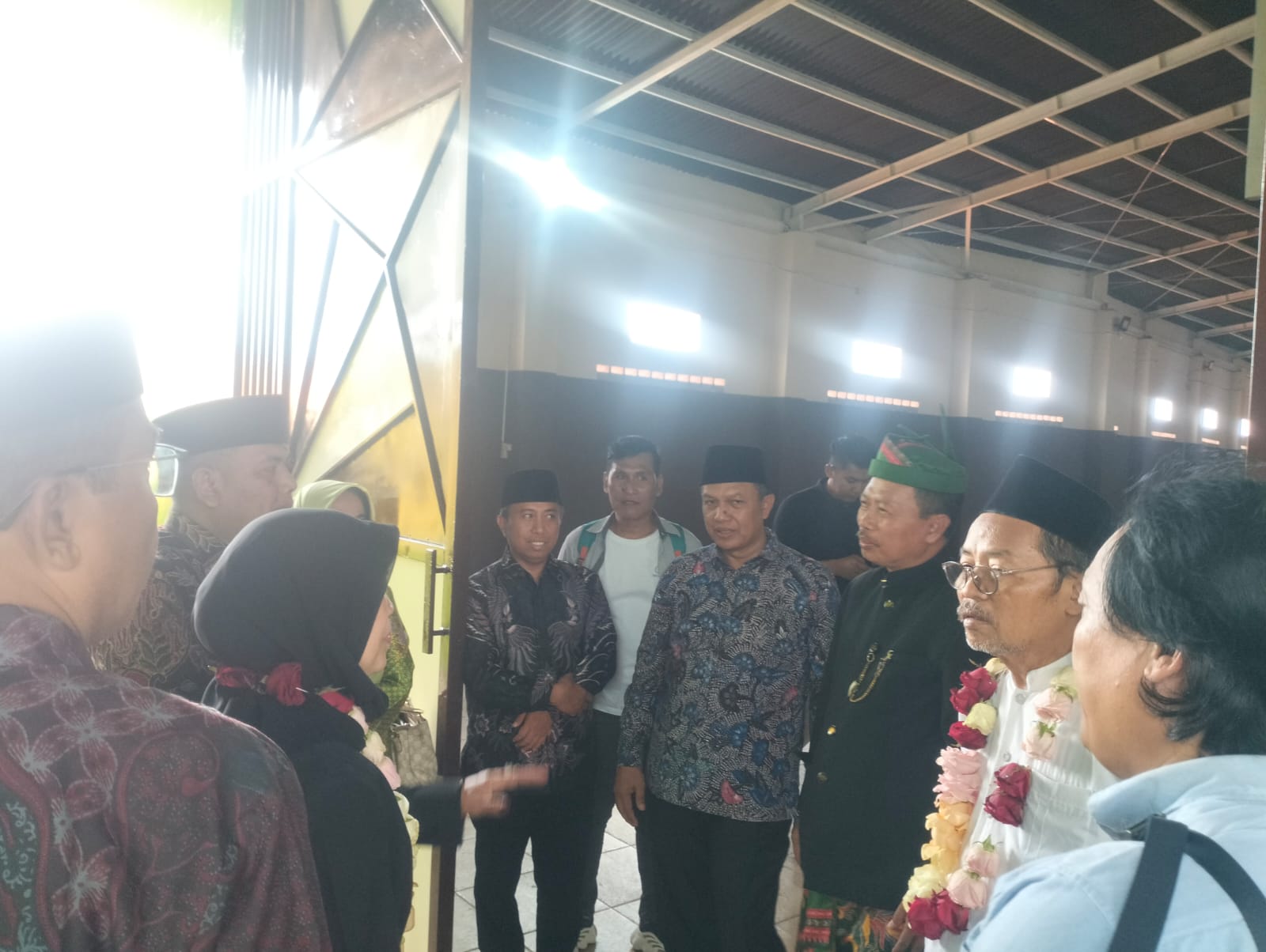 FASILITAS: Gedung olahraga yang ditinjau Dinas Pendidikan dan Kebudayaan Kabupaten Sidoarjo dan Kemenag Sidoarjo dalam peresmian MI Muslimat NU Pucang. (ANAS/RADAR SIDOARJO)