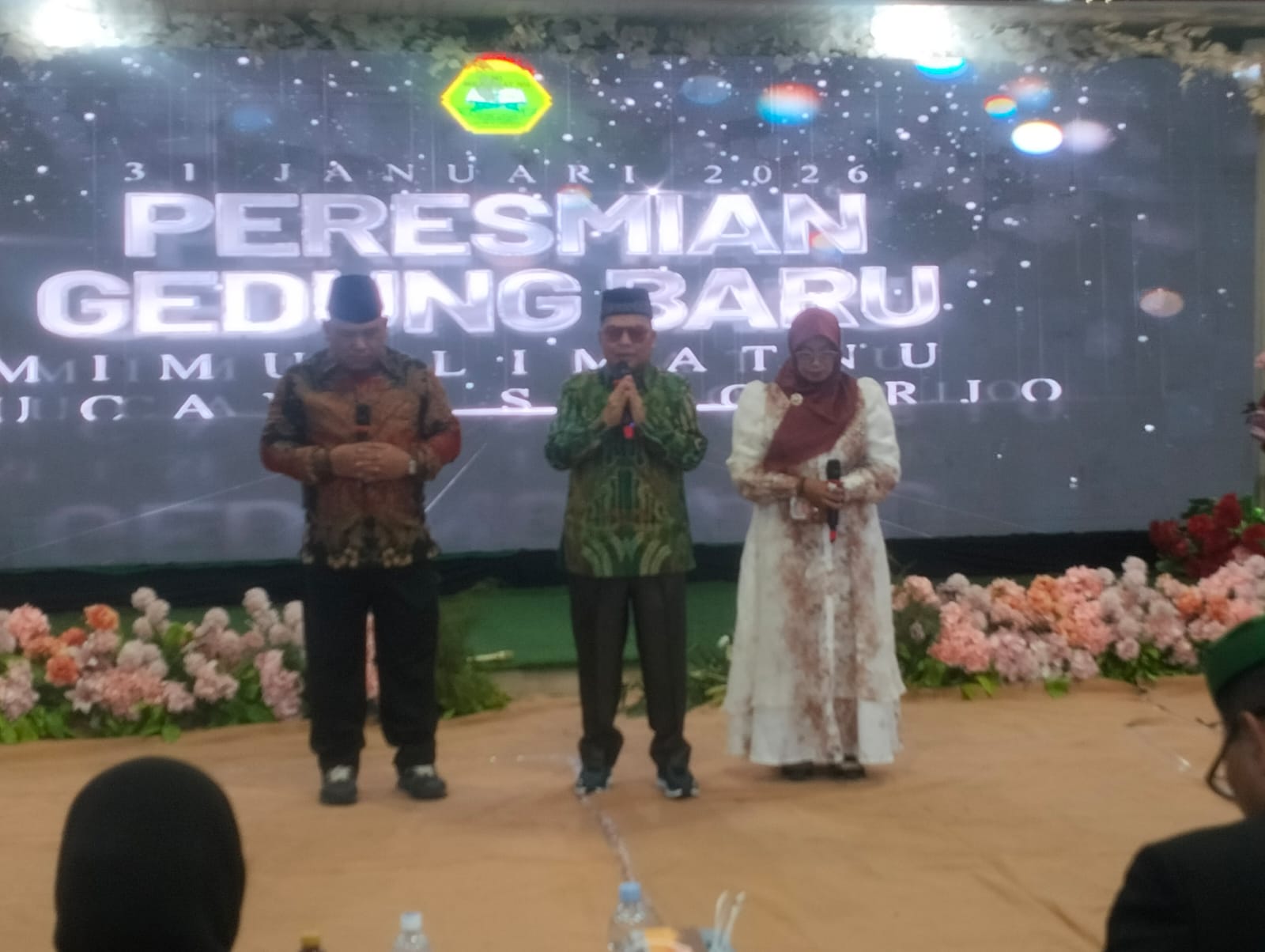 PERESMIAN: Kepala MTs Bilingual Muslimat NU Pucang Sidoarjo Syamsuhari (tengah) didampingi kepala MI Muslimat NU Pucang Sidoarjo Dr. Hamim Thohari.