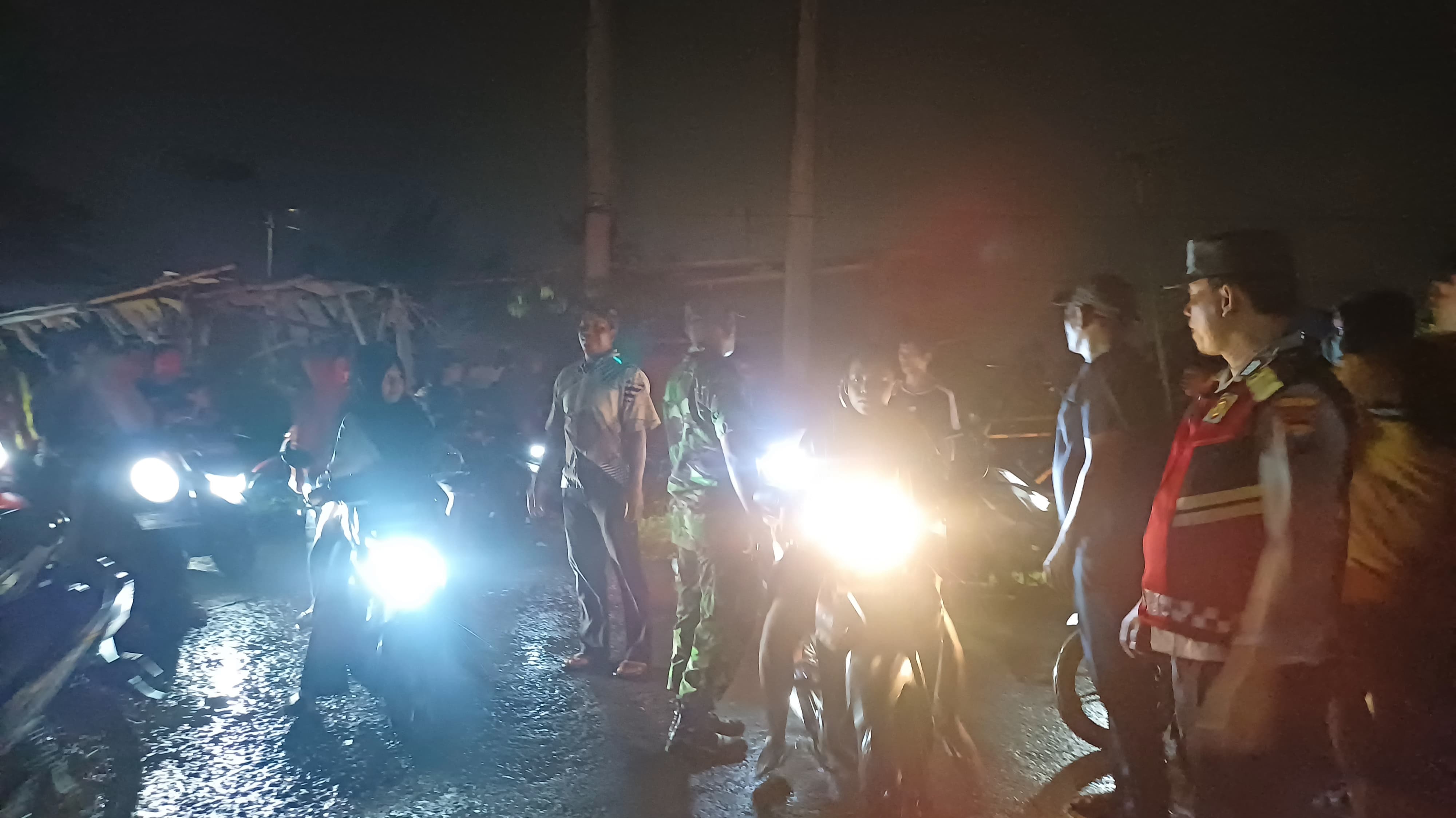 TEGAS: Personel Polsek Prambon saat melakukan penertiban.