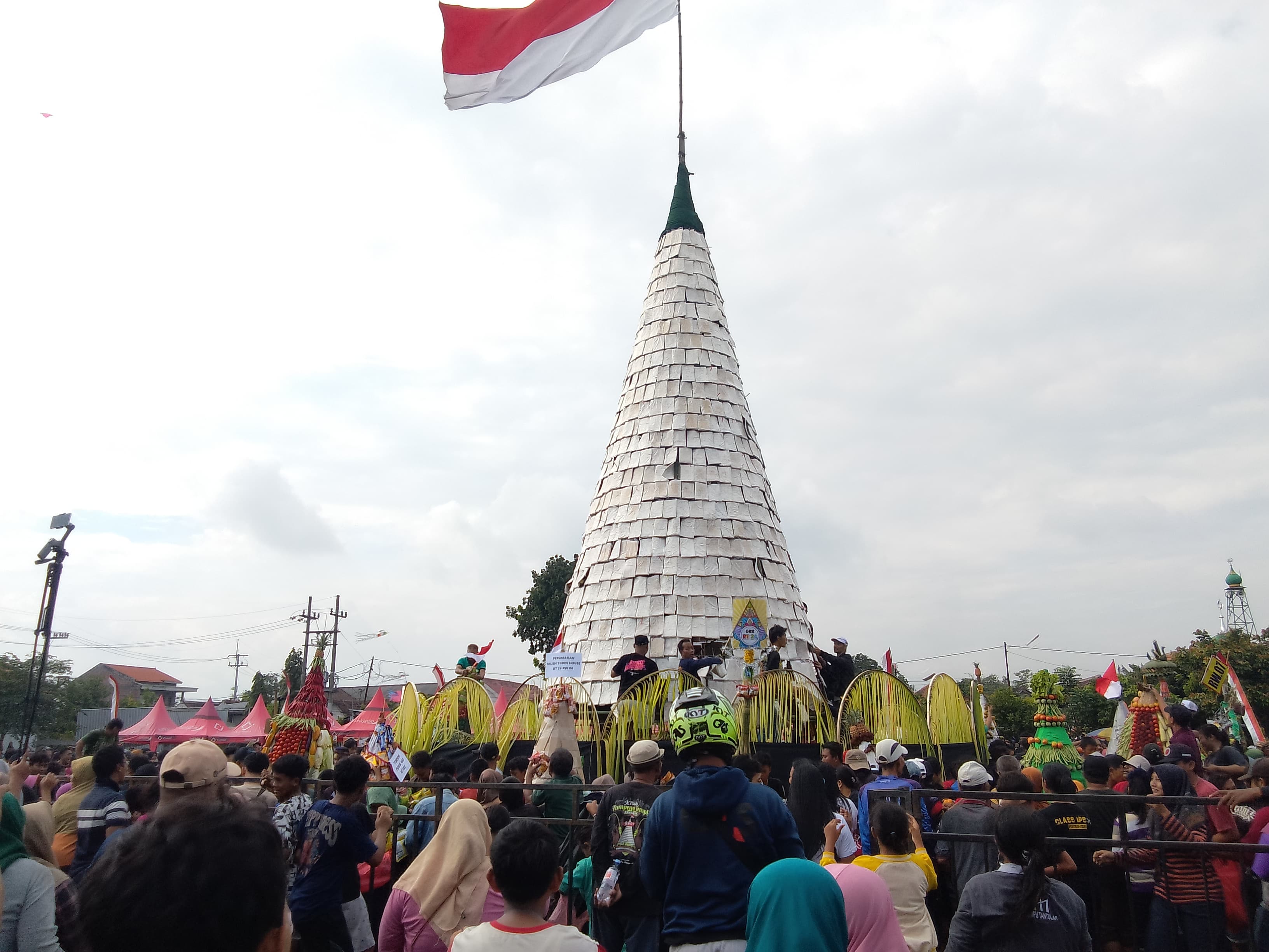 RAMAI: Tempe raksasa di Sedenganmijen, Krian, Sidoarjo, jadi rebutan warga, Minggu (1/2). (DIKY SANSIRI/RADAR SIDOARJO)