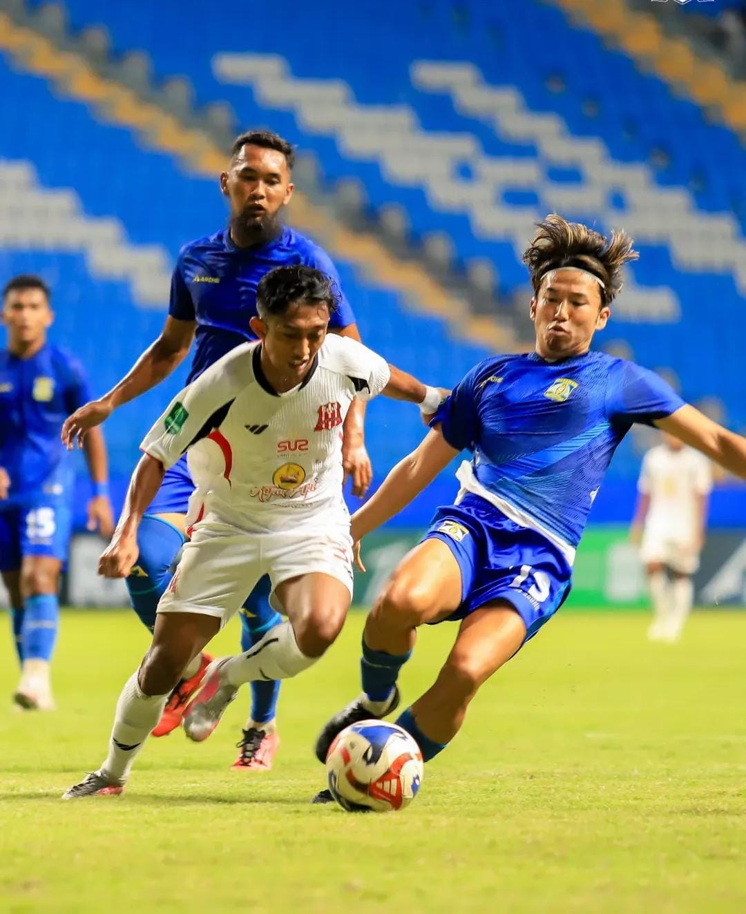 CURI POIN: Deltras Sidoarjo (putih) menang saat melawan Persiba Balikpapan, Sabtu (31/1). (FOTO DELTRAS SIDOARJO)