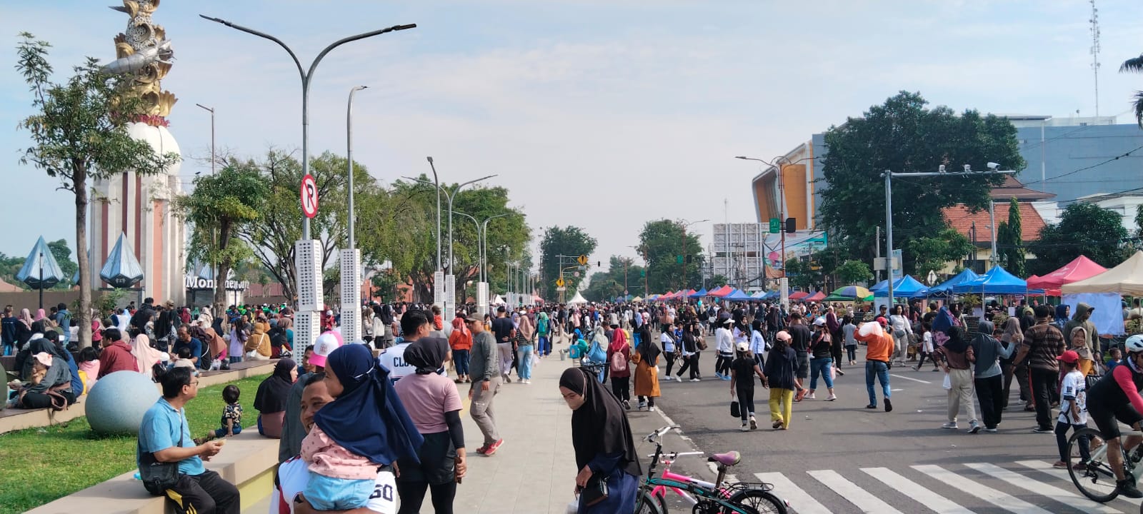 LANCAR: Suasana CFD di sepanjang jalan di kawasan Alun-alun Sidoarjo. (DIKY SANSIRI/RADAR SIDOARJO)