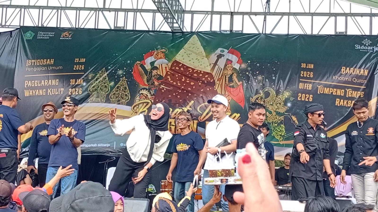 TRADISI: Direktur Rumah Sakit Anwar Medika, dr. Achmad Yudi Arifiyanto (topi putih) saat pembukaan gunungan tempe di Desa Sedenganmijen, Kecamatan Krian. (DIKY SANSIRI/RADAR SIDOARJO)