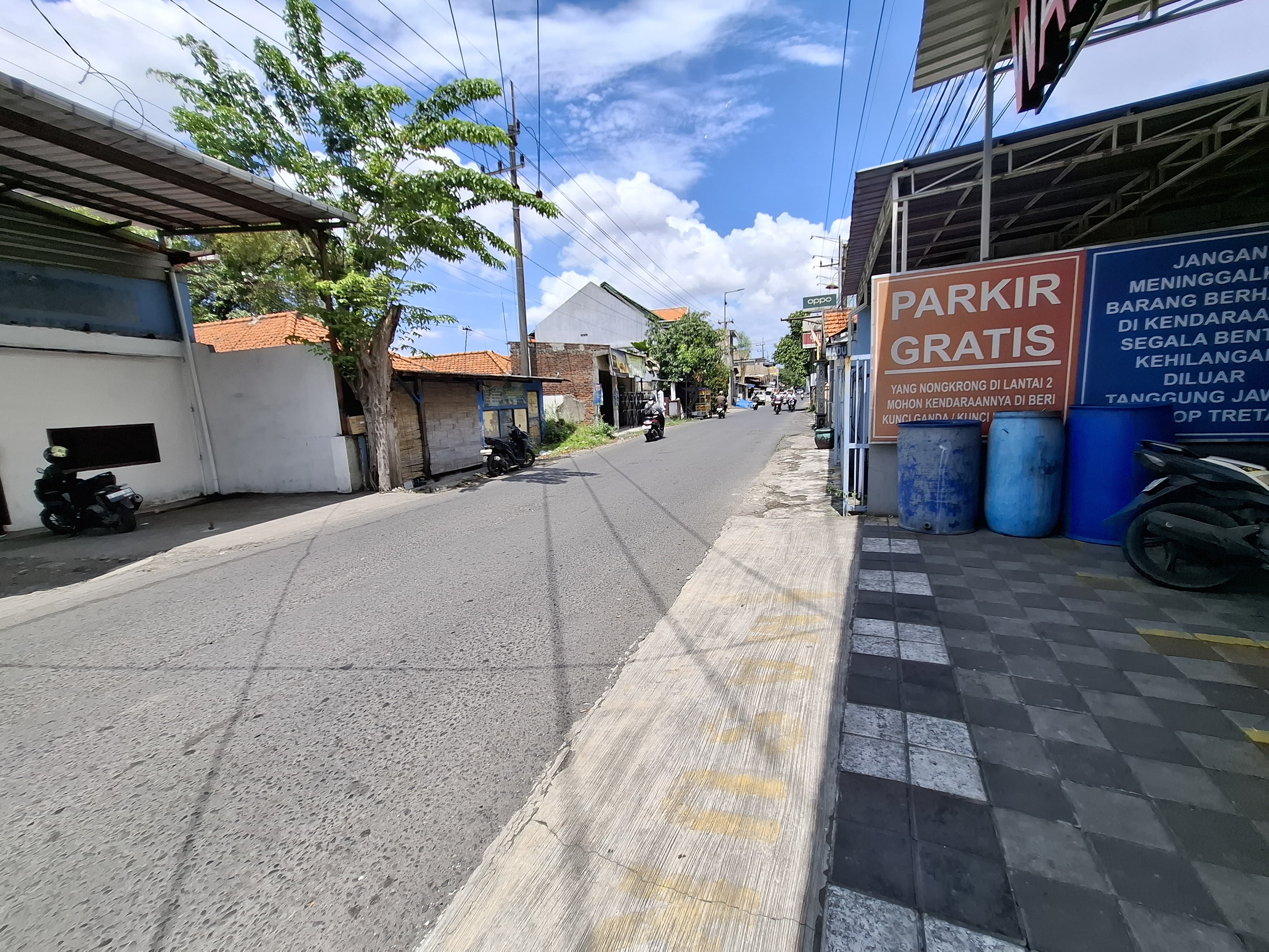 SAKSI BISU: Lokasi tempat kejadian penggelapan motor di Taman, Sidoarjo. (SURYANTO/RADAR SIDOARJO)