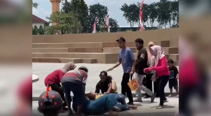 DILERAI: Emak-emak adu jotos di Alun-alun Sidoarjo, Minggu (1/2).