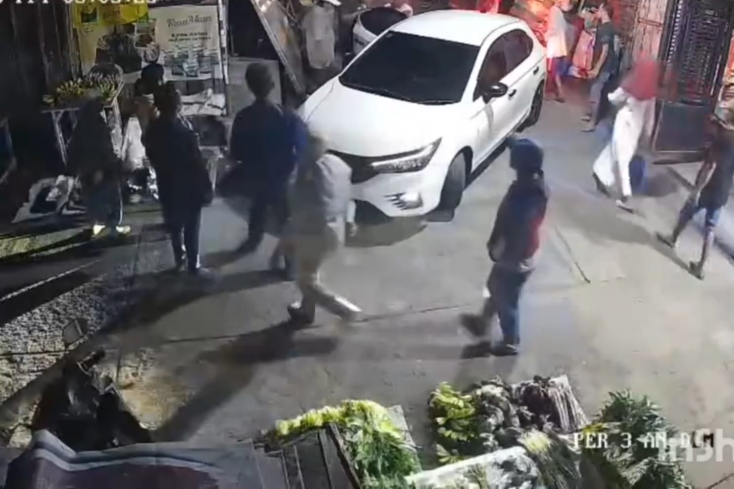 DICEGAT: Tiga orang datang menggunakan sebuah mobil dan langsung menarik korban secara paksa.