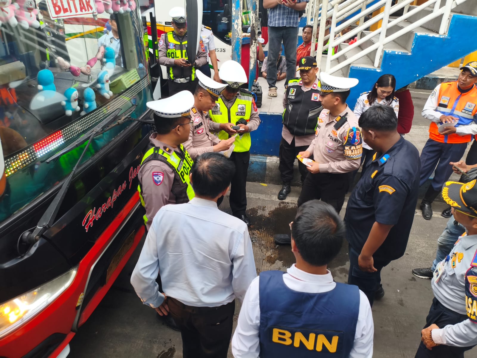 KESELAMATAN: Petugas gabungan menggelar pemeriksaan kesehatan dan tes narkoba terhadap kru bus.