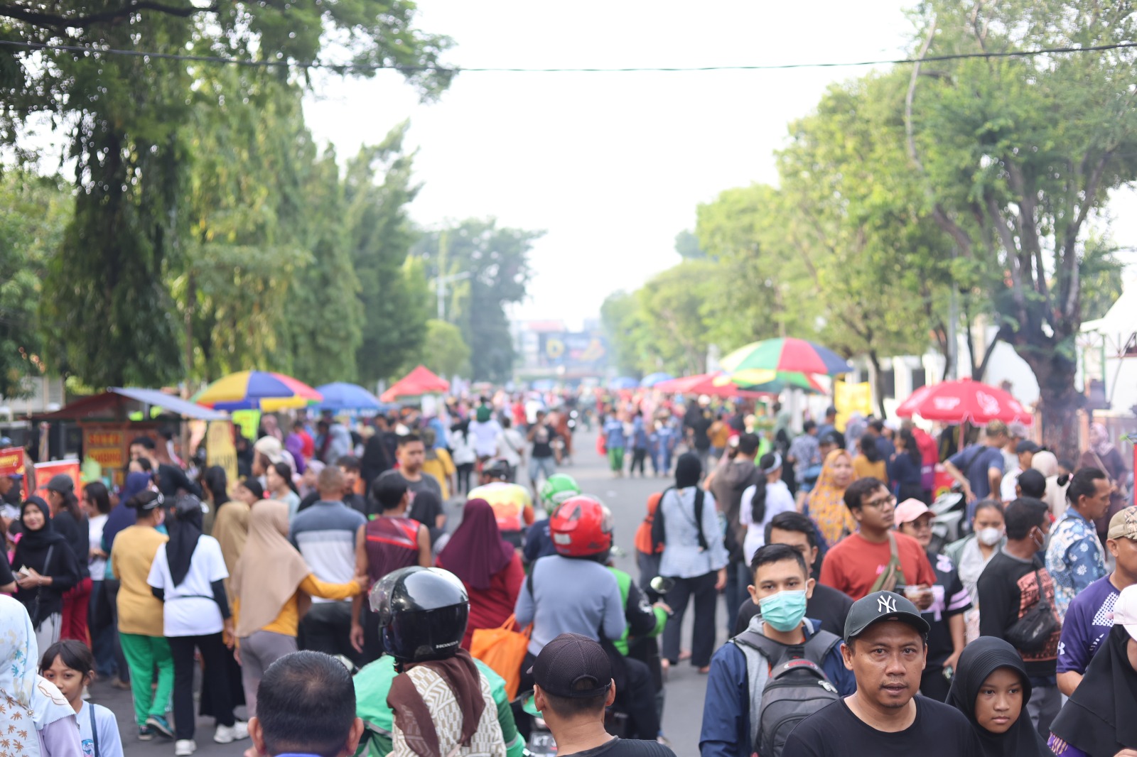 RAMAI: Suasana car free day di Alun-alun Sidoarjo pada 1 Februari 2026. (DIKY SANSIRI/RADAR SIDOARJO)
