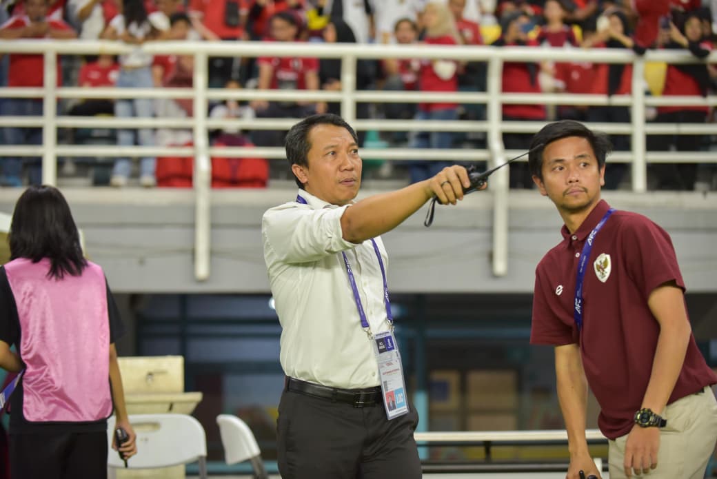 CEO Deltras Sidoarjo Amir Burhannudin (kiri). (FOTO DELTRAS SIDOARJO)